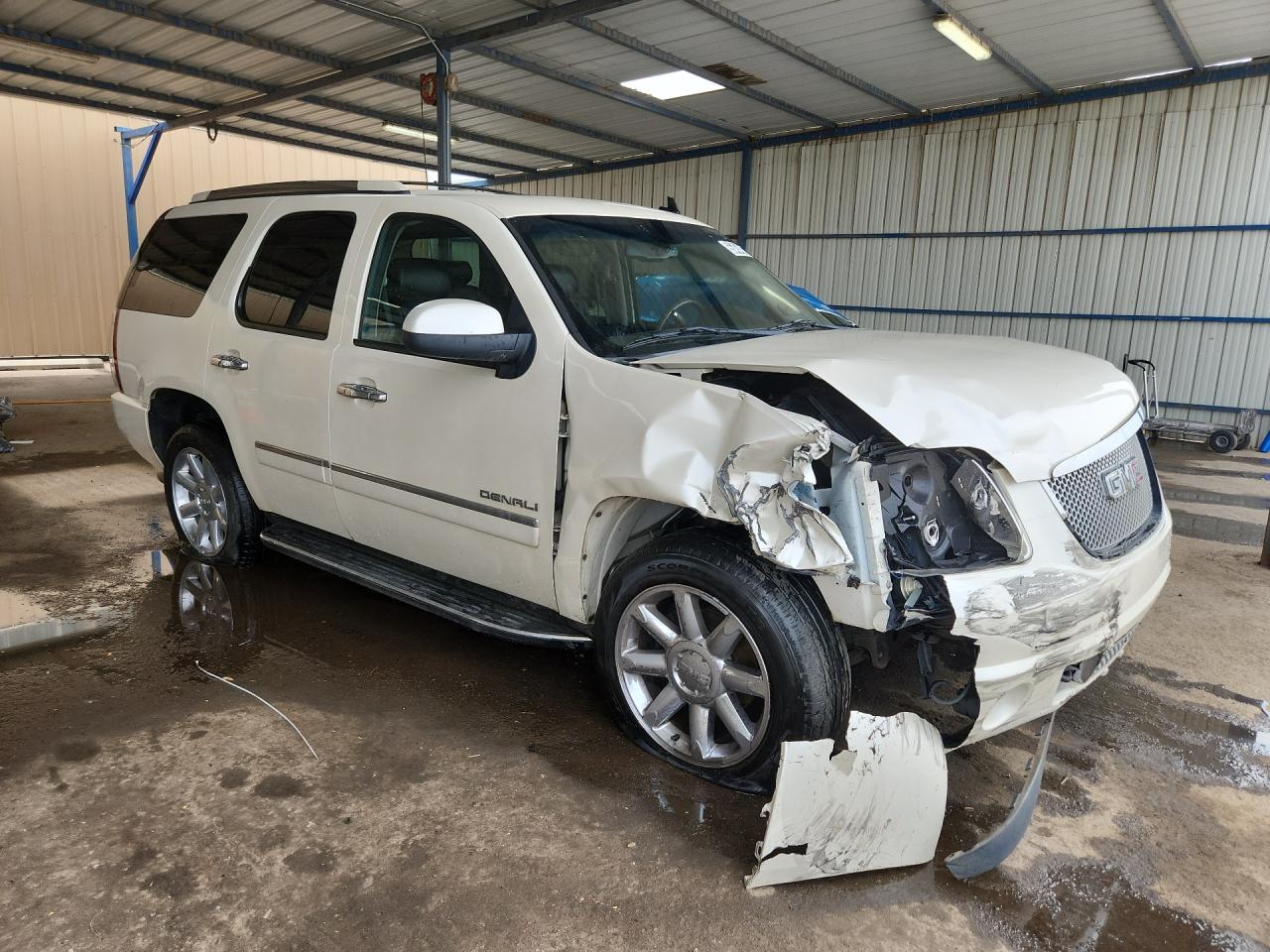 2010 Gmc Yukon Denali White vin: 1GKUKEEF4AR224931 Damage: Right Front Wheel, Curb Rash, > 12 Inches