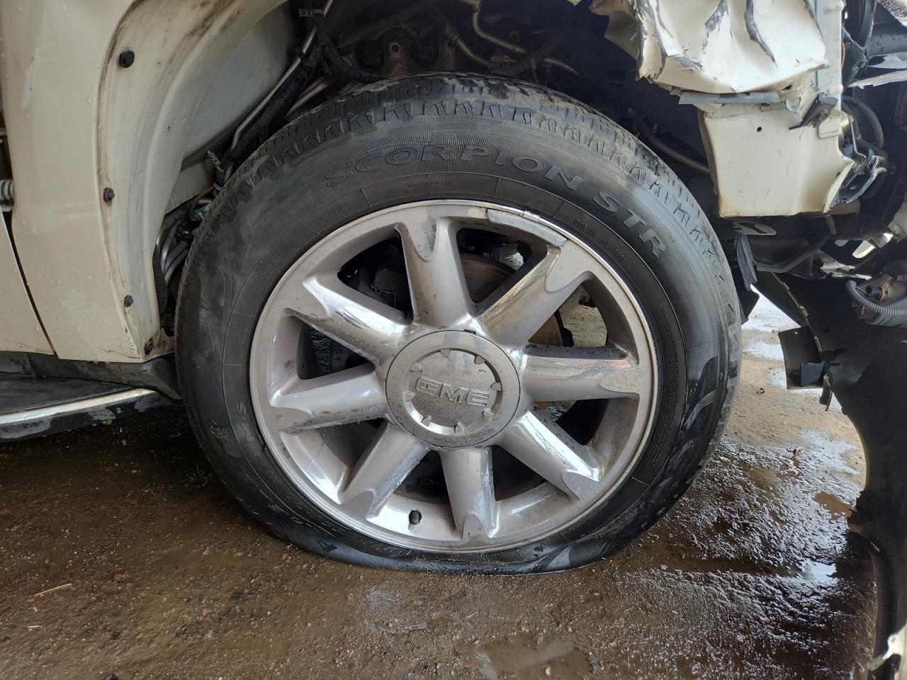 2010 Gmc Yukon Denali White vin: 1GKUKEEF4AR224931 Damage: Right Front Wheel, Chipped, 4