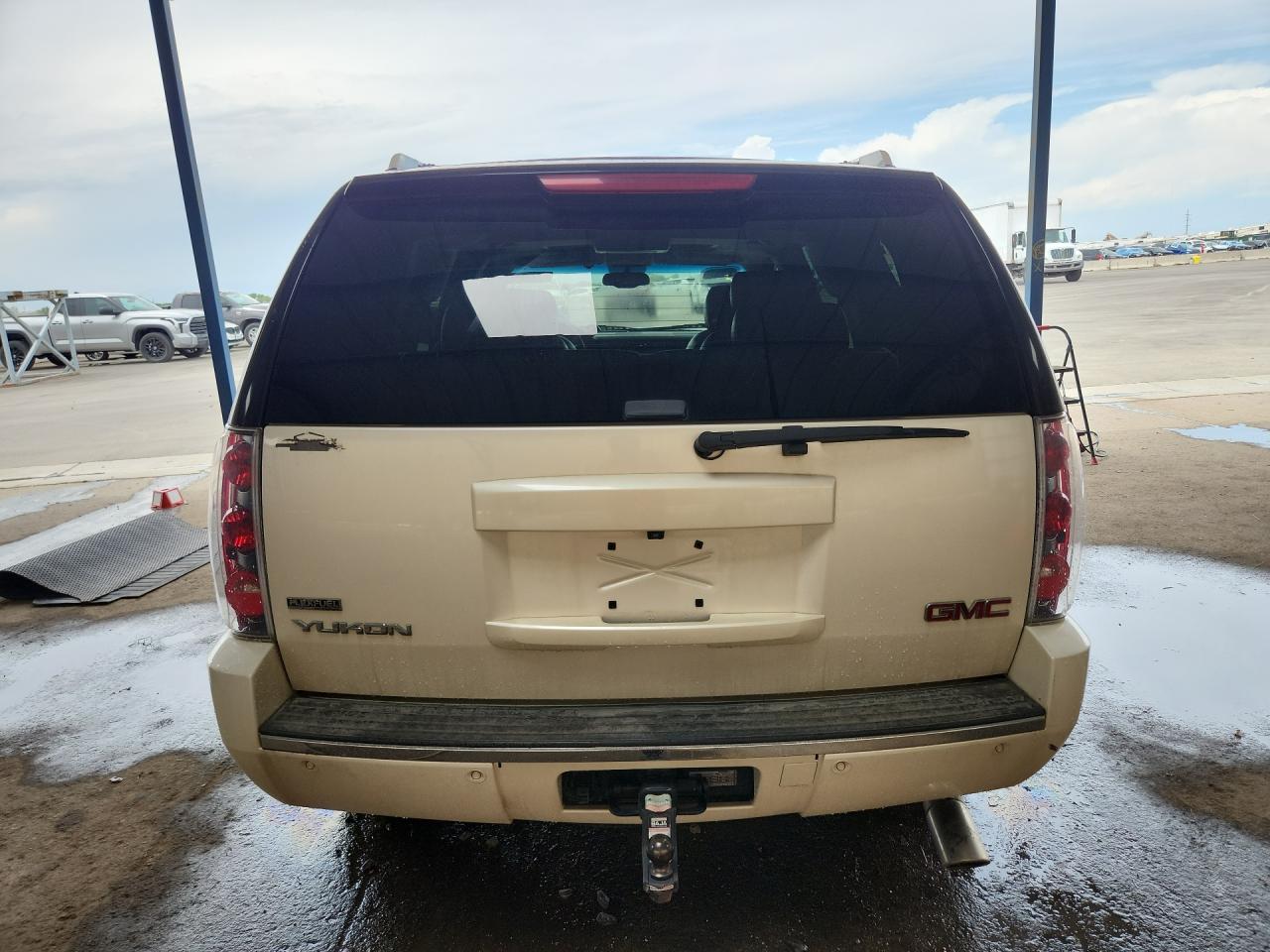 2010 Gmc Yukon Denali White vin: 1GKUKEEF4AR224931 Damage: Rear Bumper, Chipped, 4