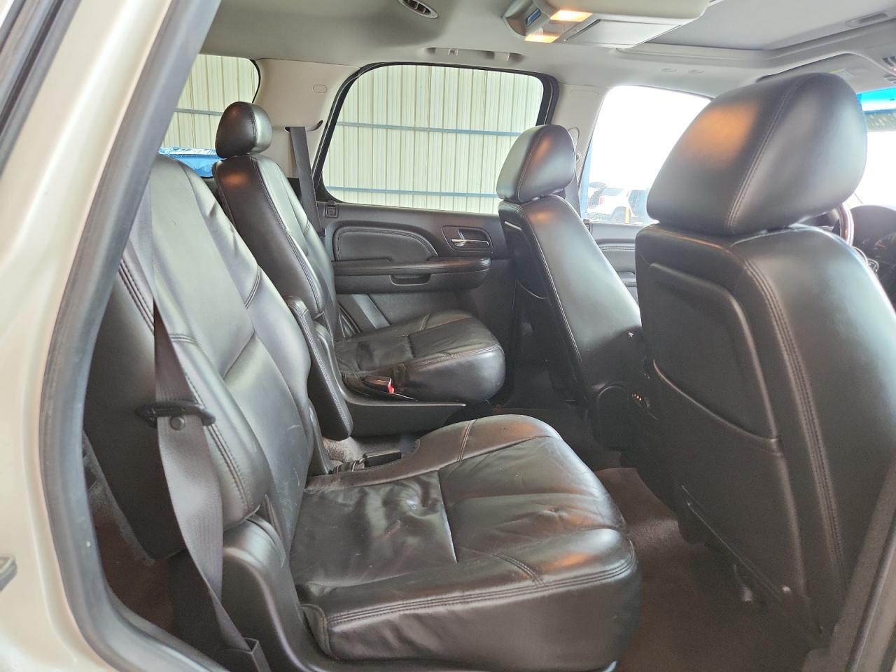 2010 Gmc Yukon Denali White vin: 1GKUKEEF4AR224931 Damage: Right Rear Seat, Worn, Replacement Required