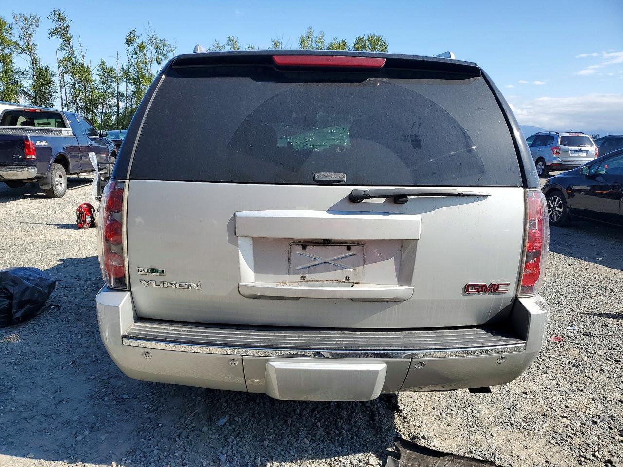 2010 Gmc Yukon Denali Silver vin: 1GKUKEEF7AR136164