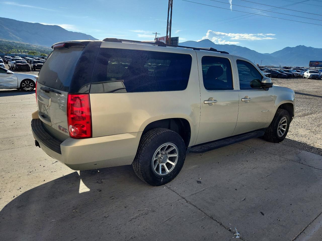 2010 Gmc Yukon Xl Beige vin: 1GKUKHE31AR155140