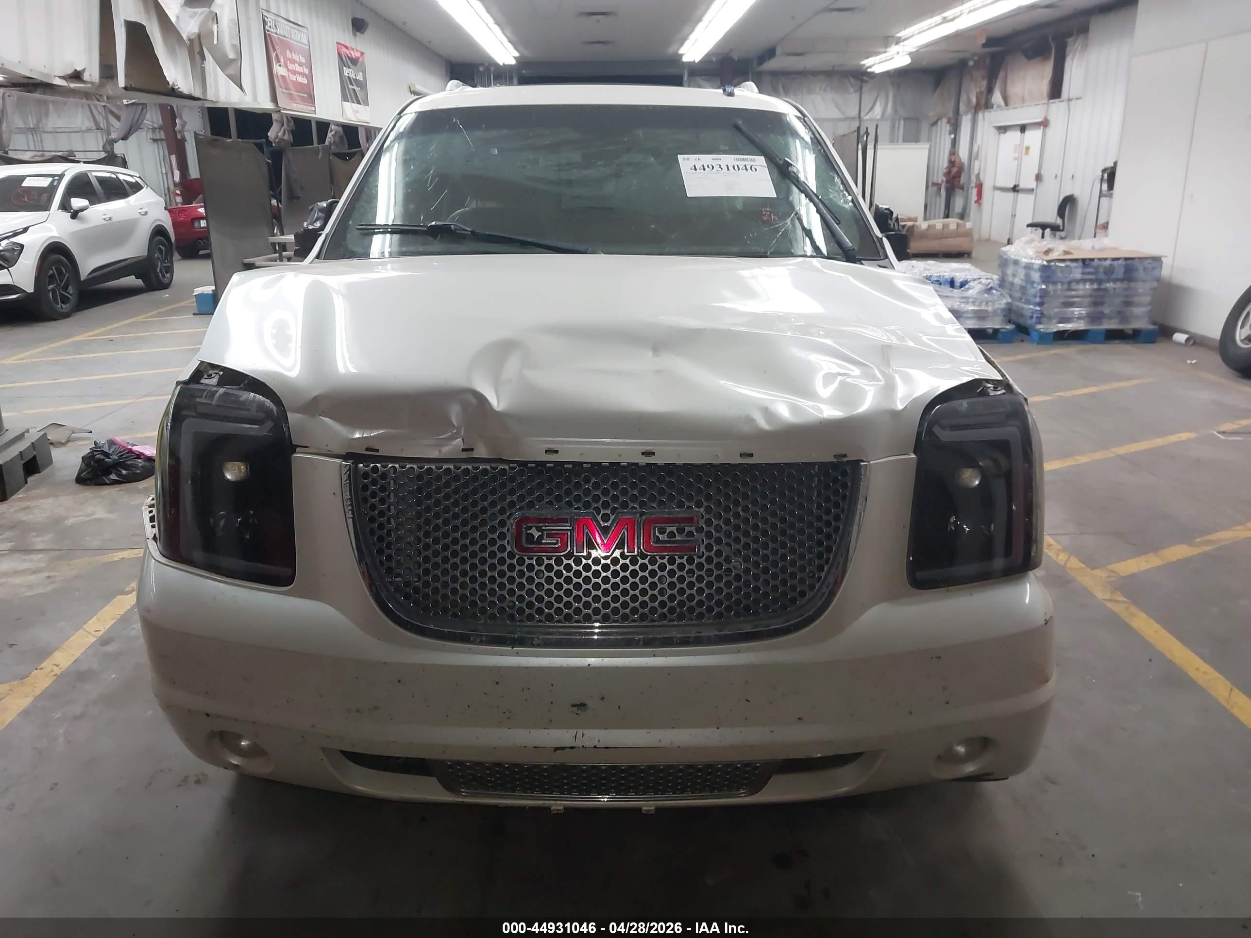 2010 Gmc Yukon Xl 1500 Denali White vin: 1GKUKMEF8AR187036