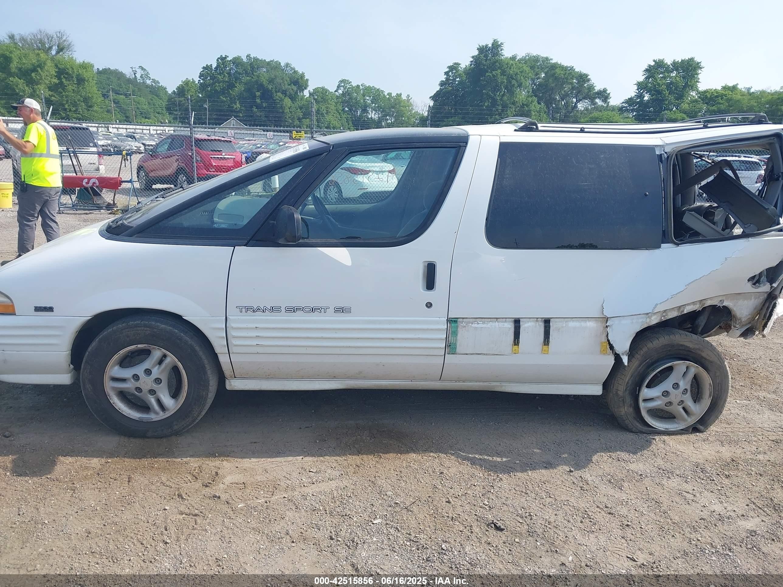 1995 Pontiac Trans Sport   White vin: 1GMDU06L0ST244722