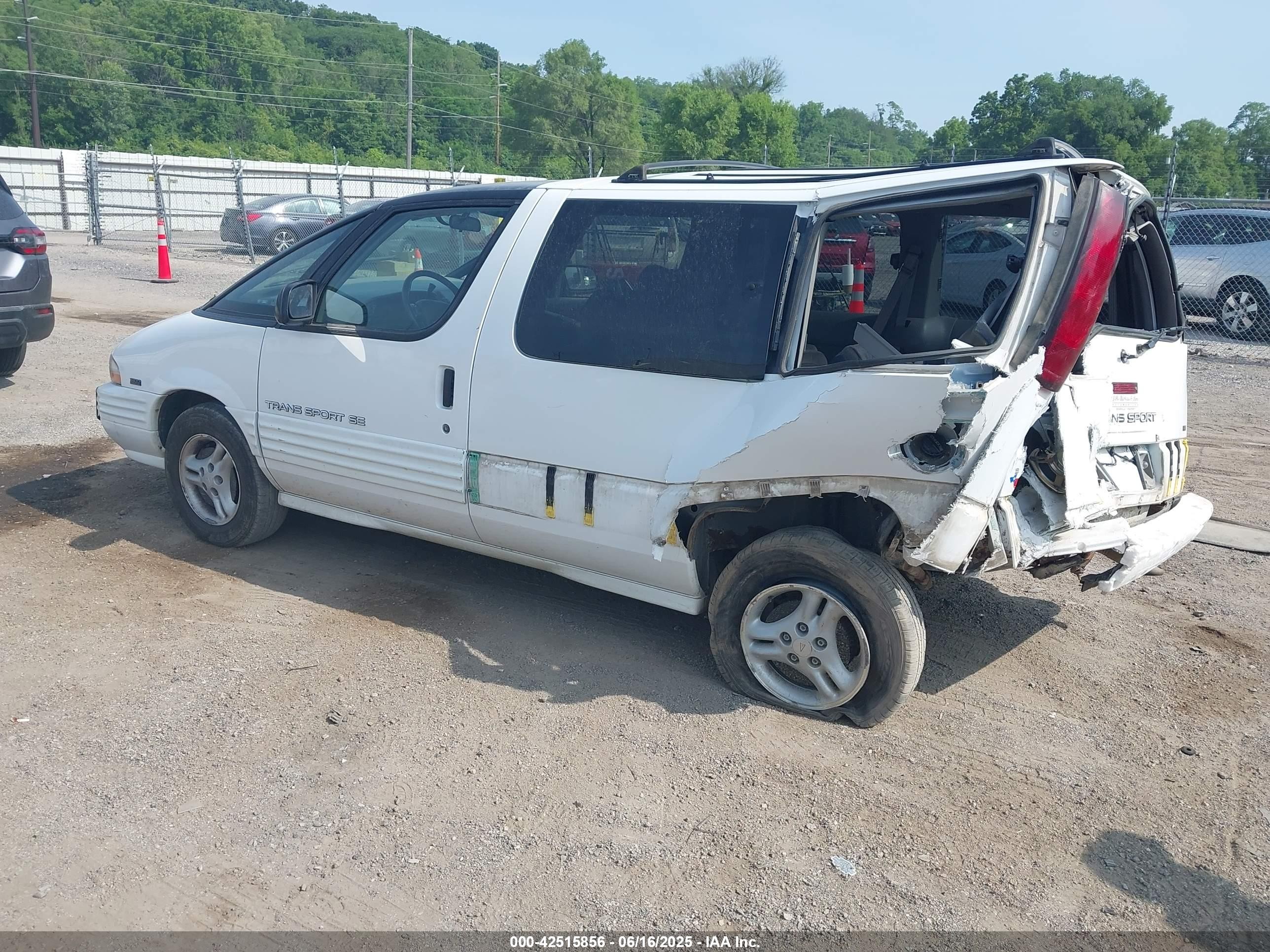 1995 Pontiac Trans Sport   White vin: 1GMDU06L0ST244722