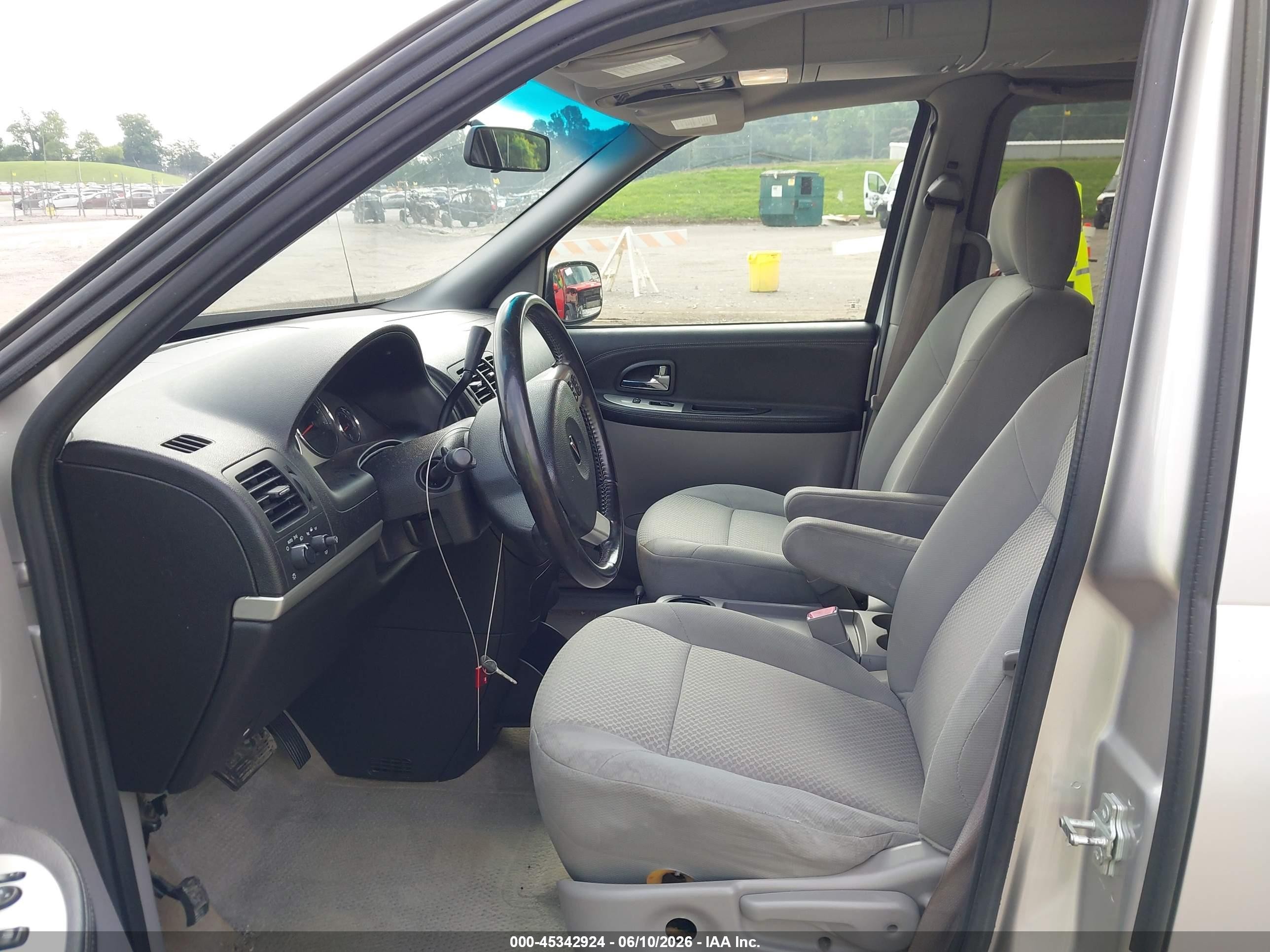 2006 Pontiac Montana Sv6   Silver vin: 1GMDV33L06D171824