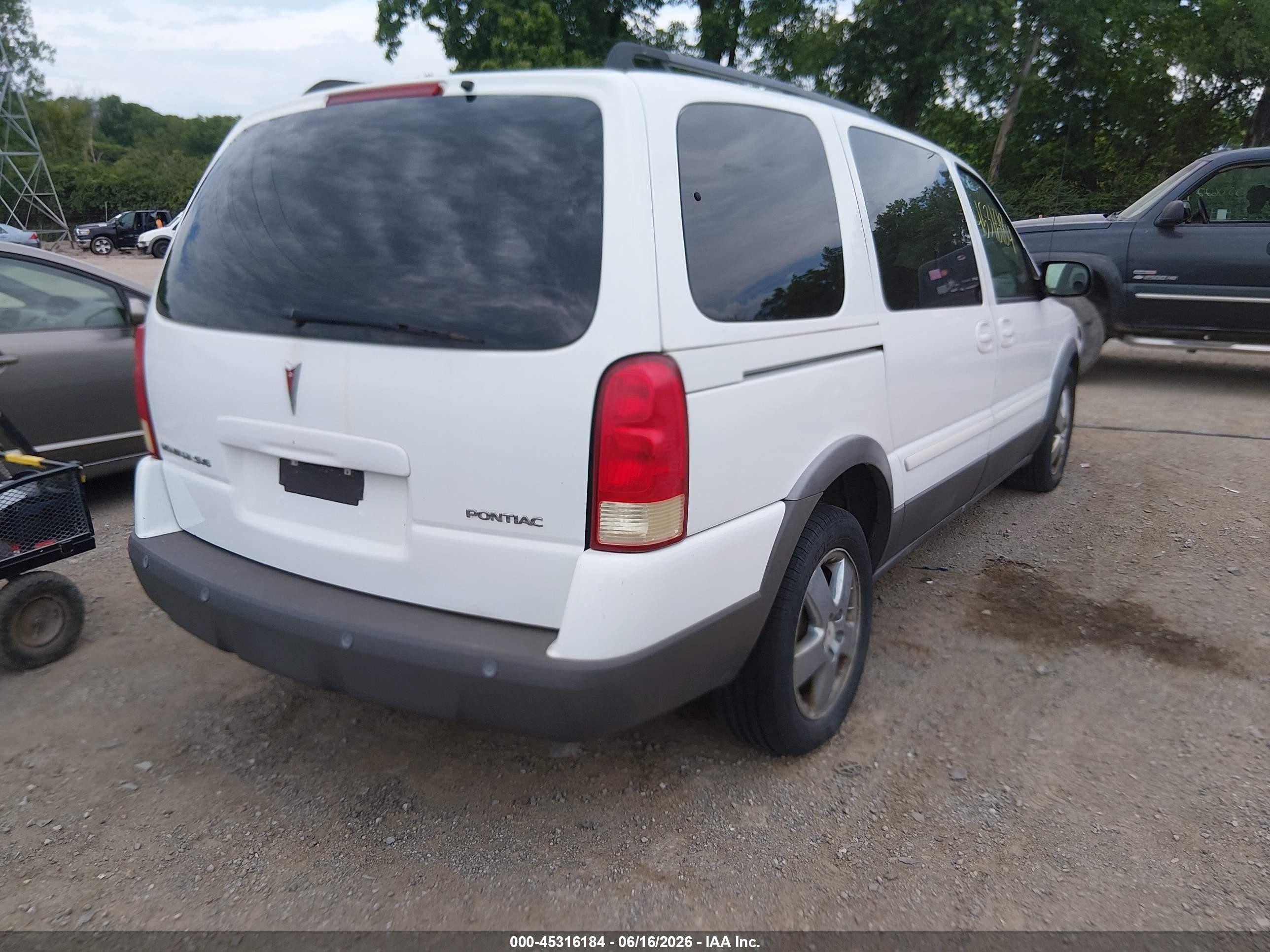 2005 Pontiac Montana Sv6 Fwd White vin: 1GMDV33L85D182701