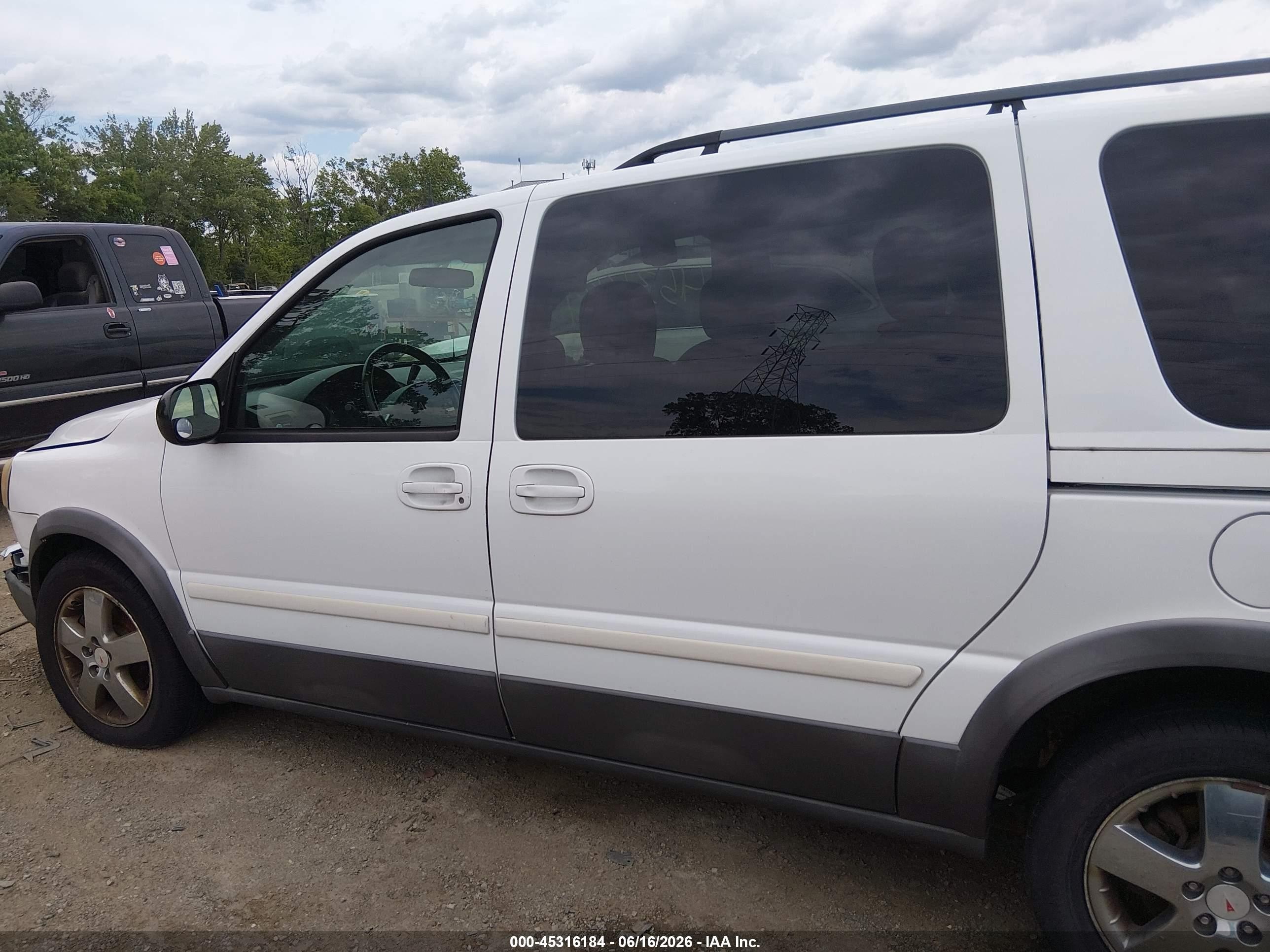 2005 Pontiac Montana Sv6 Fwd White vin: 1GMDV33L85D182701