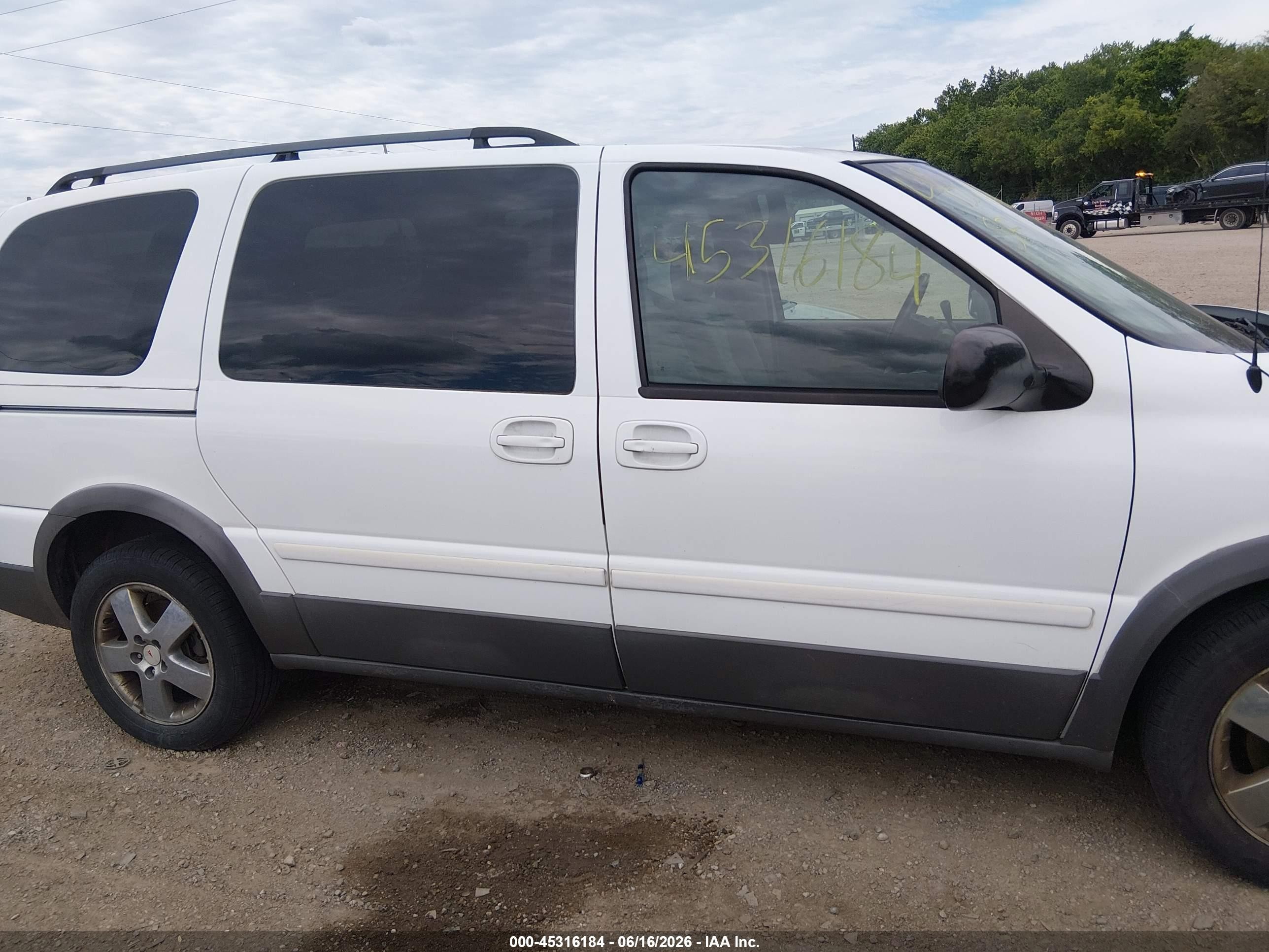 2005 Pontiac Montana Sv6 Fwd White vin: 1GMDV33L85D182701
