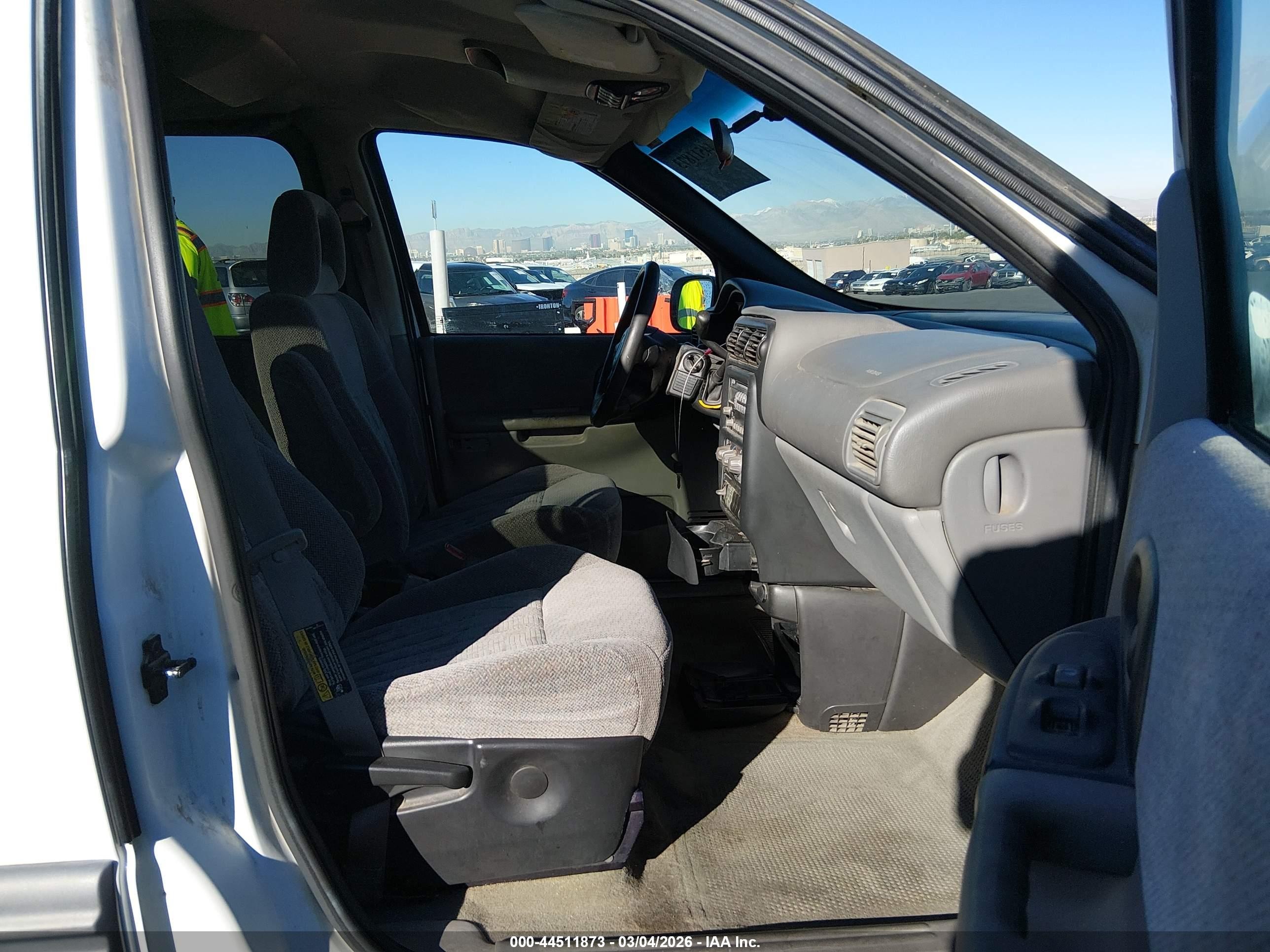 2002 Pontiac Montana M16 W/1sa Pkg. White vin: 1GMDX03E42D108729