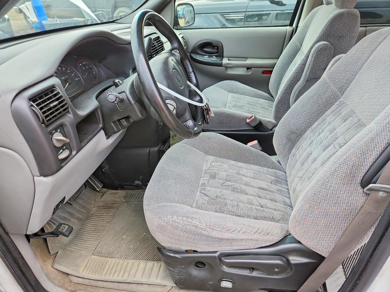 2004 Pontiac Montana Luxury White vin: 1GMDX13E24D151605