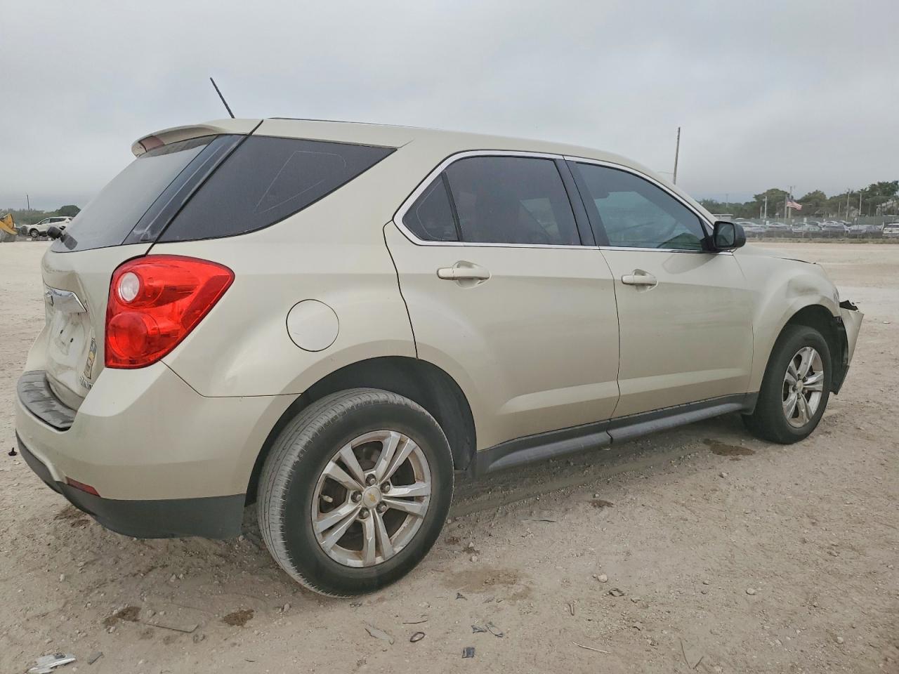 2015 Chevrolet Equinox Ls Золотой vin: 1GNALAEK5FZ131559