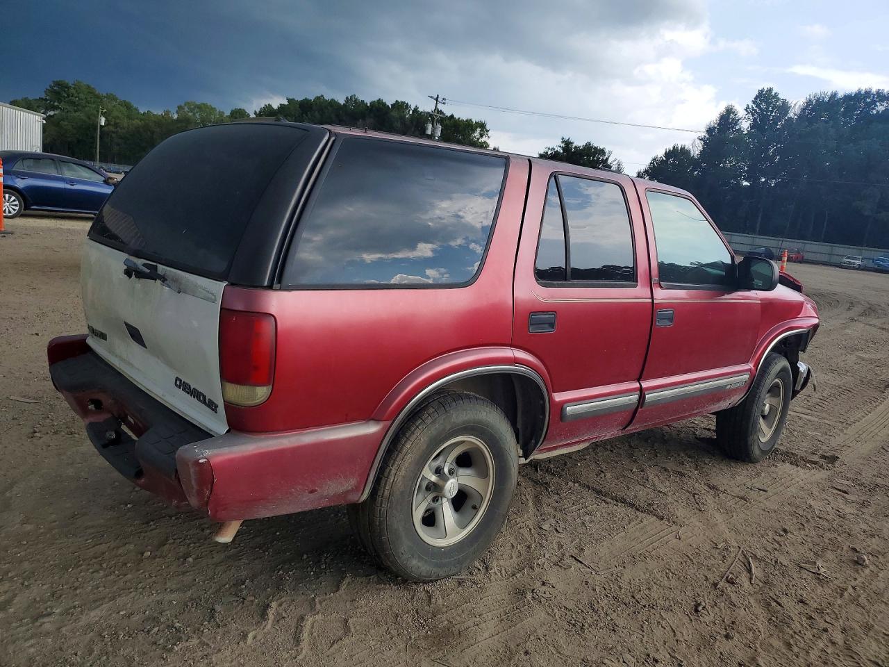 2001 Chevrolet Blazer 330 Red vin: 1GNCS13W012127549