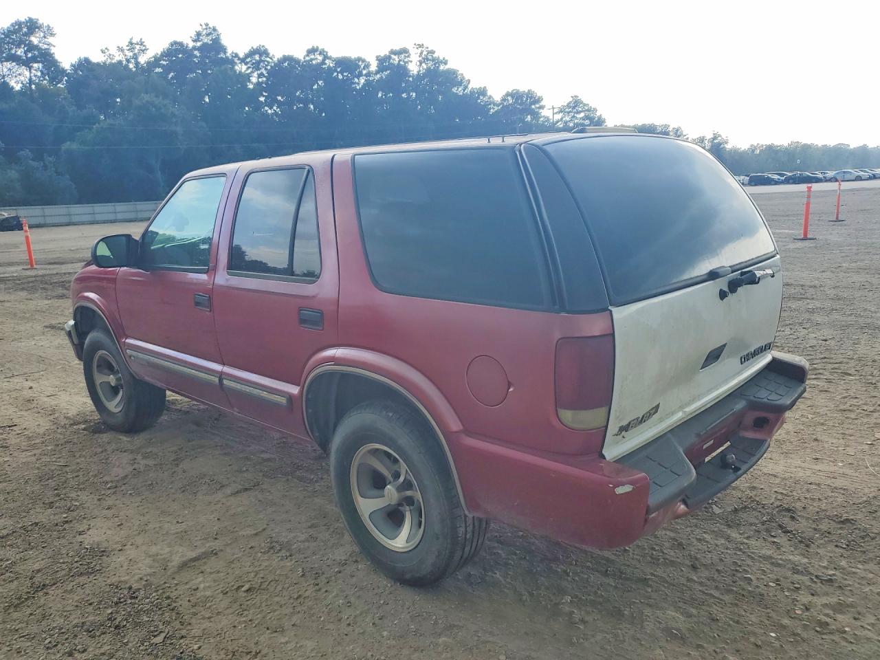 2001 Chevrolet Blazer 330 Red vin: 1GNCS13W012127549