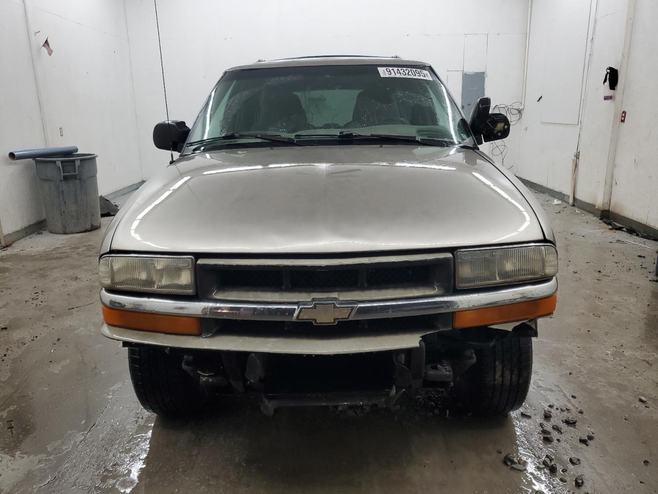 2001 Chevrolet Blazer Beige vin: 1GNCS13W012192515