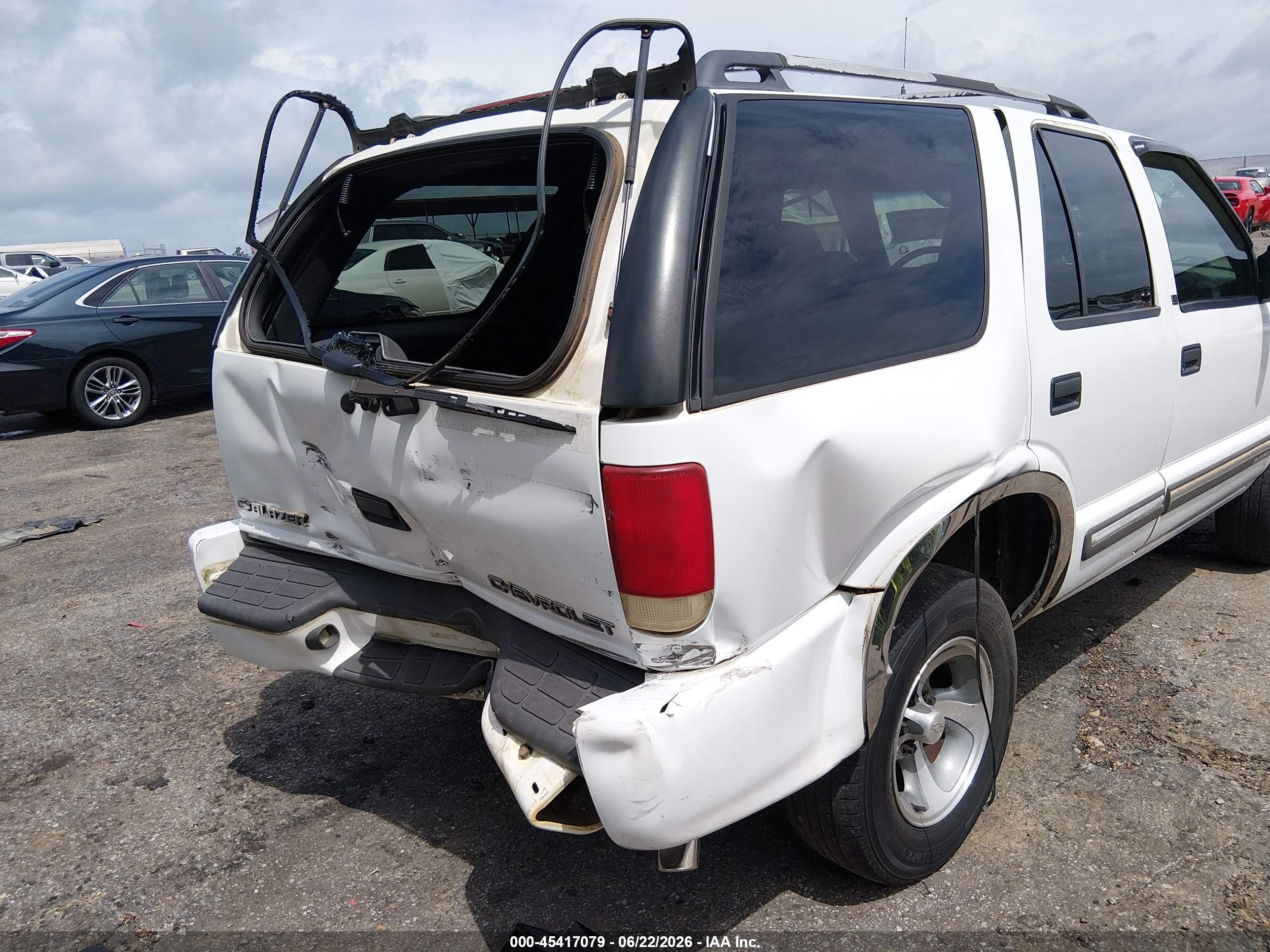 2001 Chevrolet Blazer Ls White vin: 1GNCS13W012216294