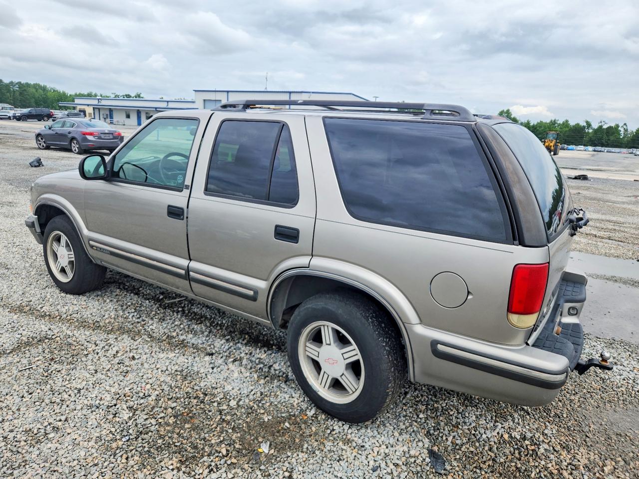 1998 Chevrolet Blazer Золотой vin: 1GNCS13W0W2255796