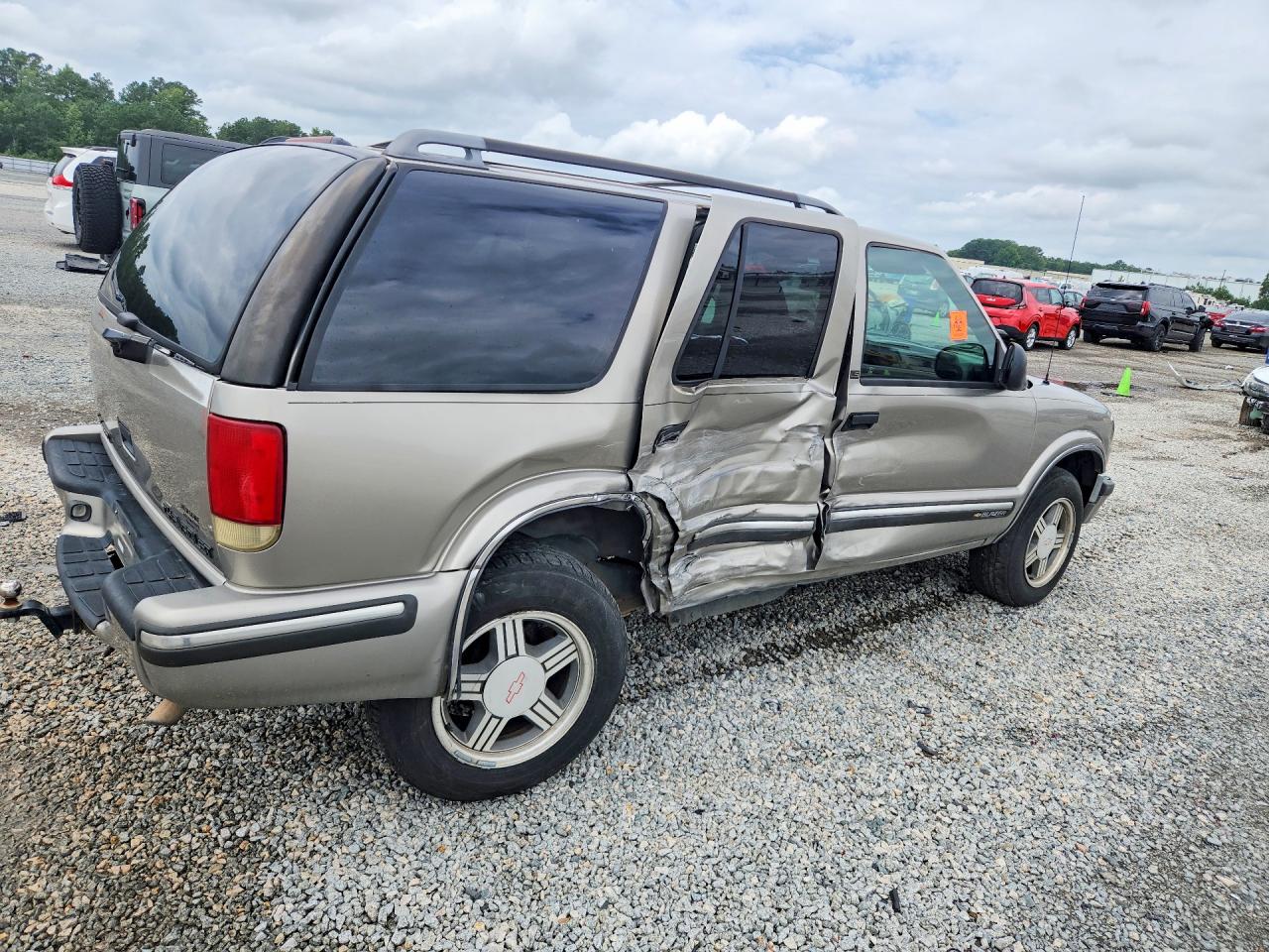 1998 Chevrolet Blazer Золотой vin: 1GNCS13W0W2255796