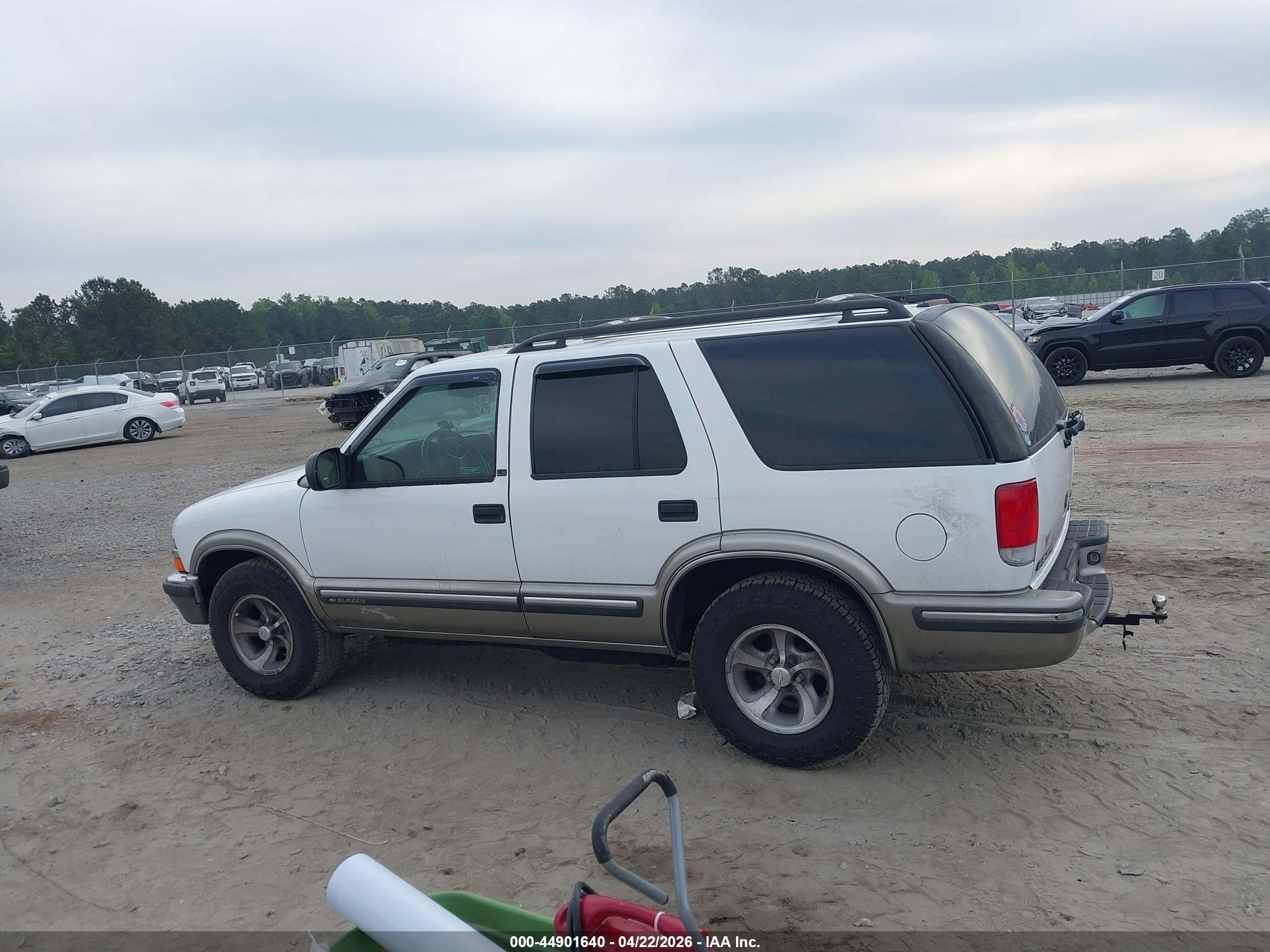 1999 Chevrolet Blazer Ls White vin: 1GNCS13W1X2207046
