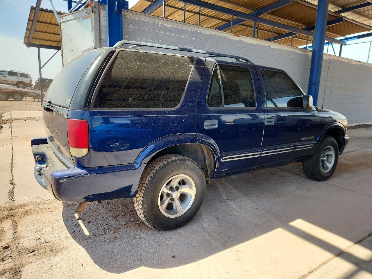 2002 Chevrolet Blazer Синий vin: 1GNCS13W22K229811