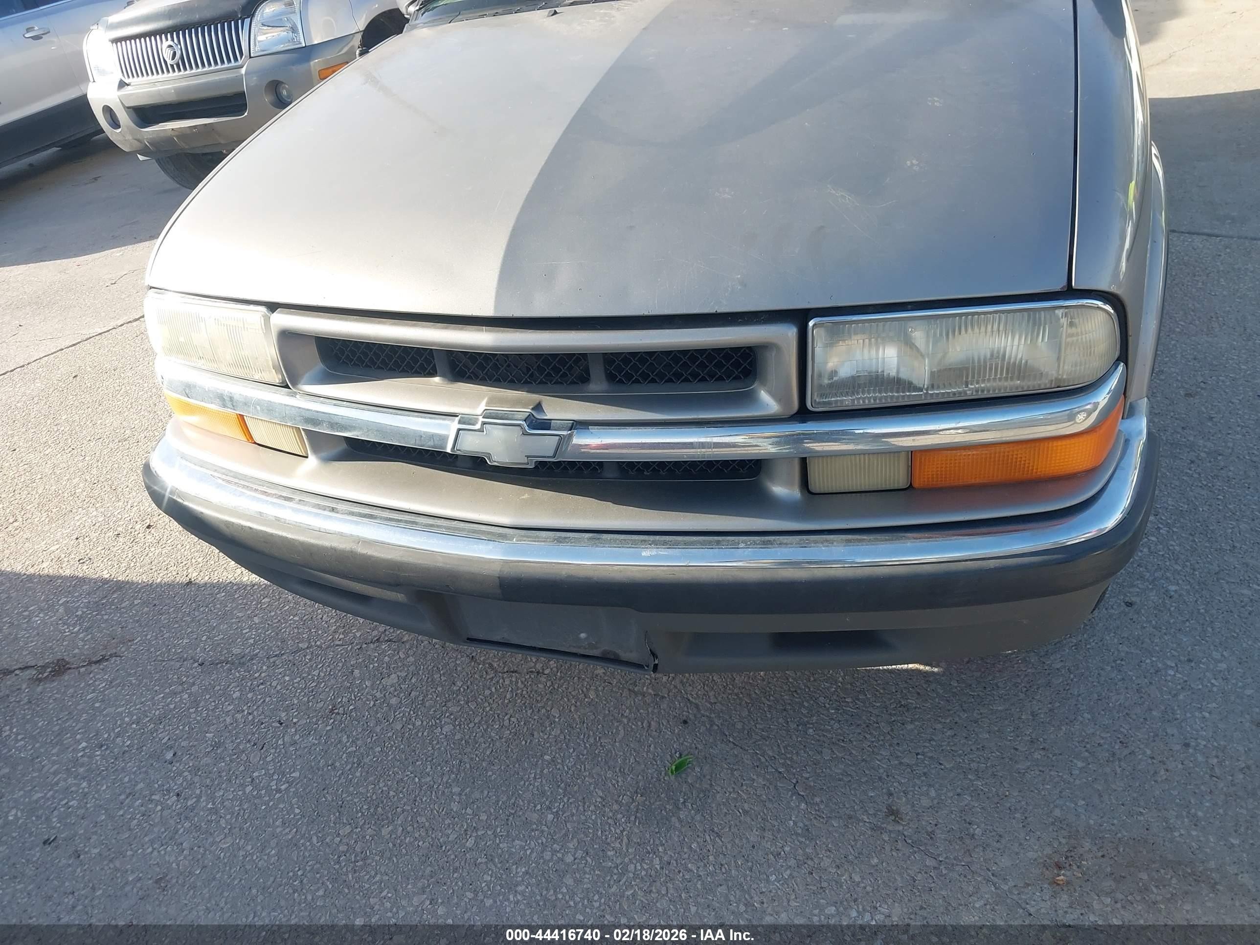 1998 Chevrolet Blazer Lt Gray vin: 1GNCS13WXWK149694
