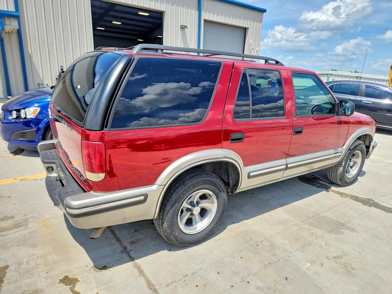 1999 Chevrolet Blazer Red vin: 1GNCS13WXX2188724