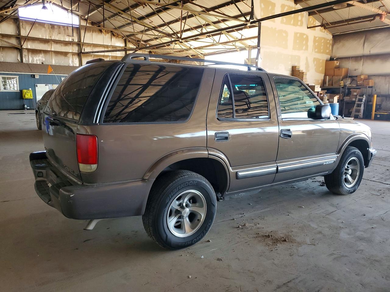 2000 Chevrolet Blazer Brown vin: 1GNCS13WXYK219150