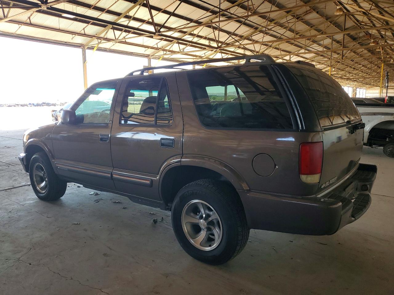 2000 Chevrolet Blazer Brown vin: 1GNCS13WXYK219150