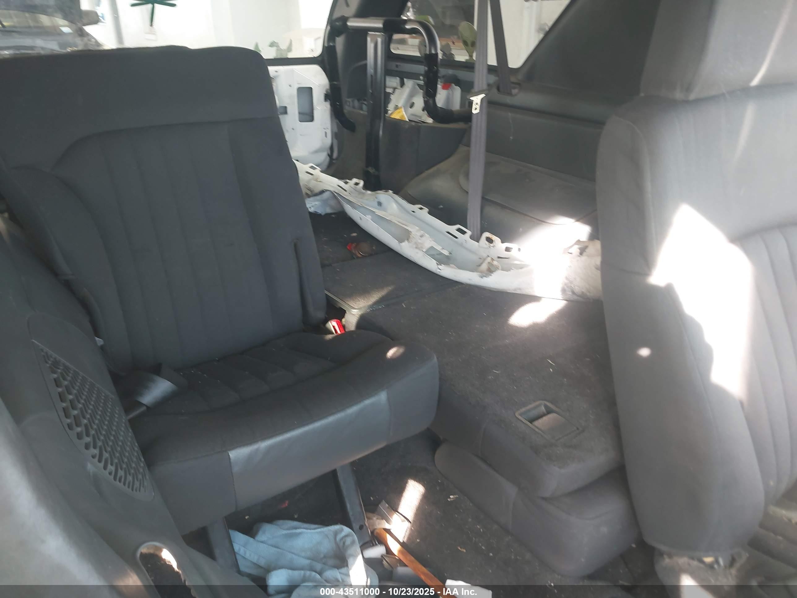 2003 Chevrolet Blazer Ls Белый vin: 1GNCS18X63K137572