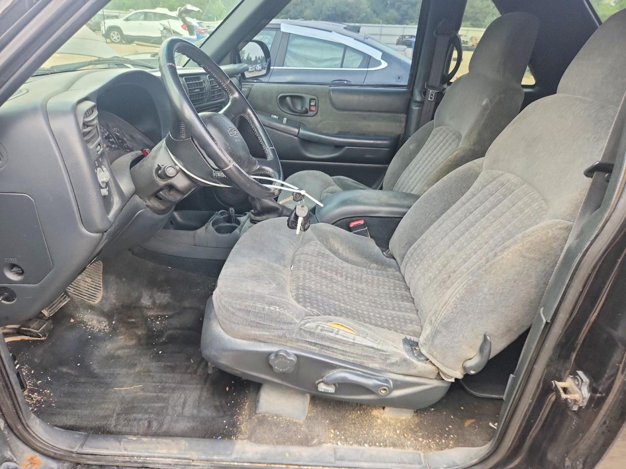 2002 Chevrolet Blazer Black vin: 1GNCT18W02K194224