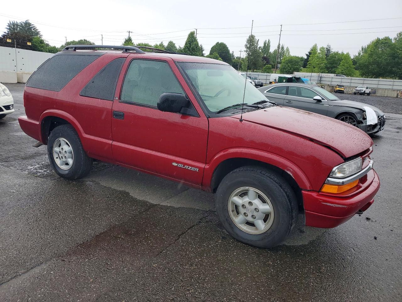 2000 Chevrolet Blazer Red vin: 1GNCT18W2YK300794