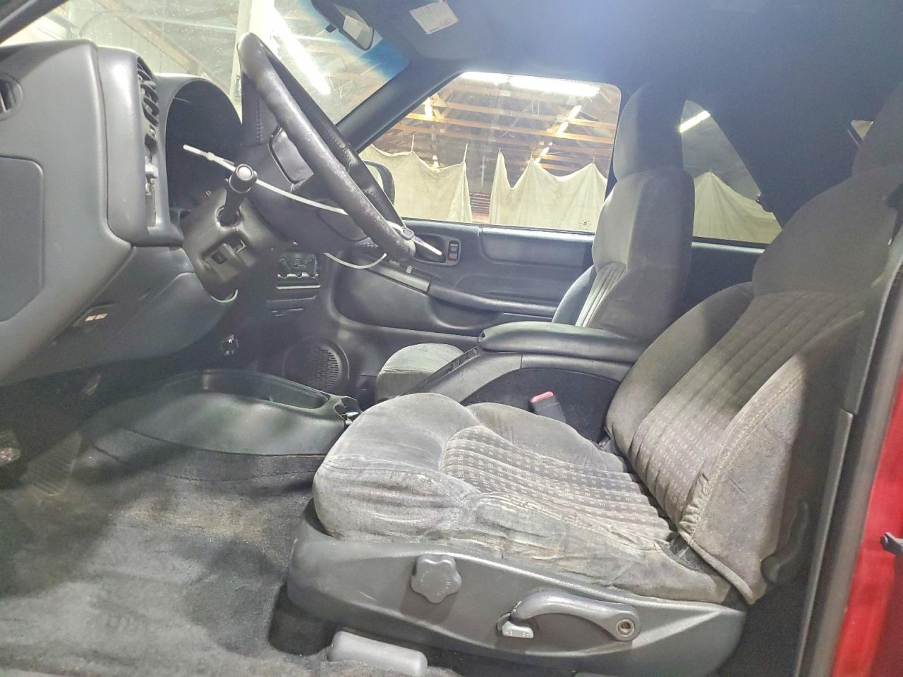 2001 Chevrolet Blazer Burgundy vin: 1GNCT18W51K213929
