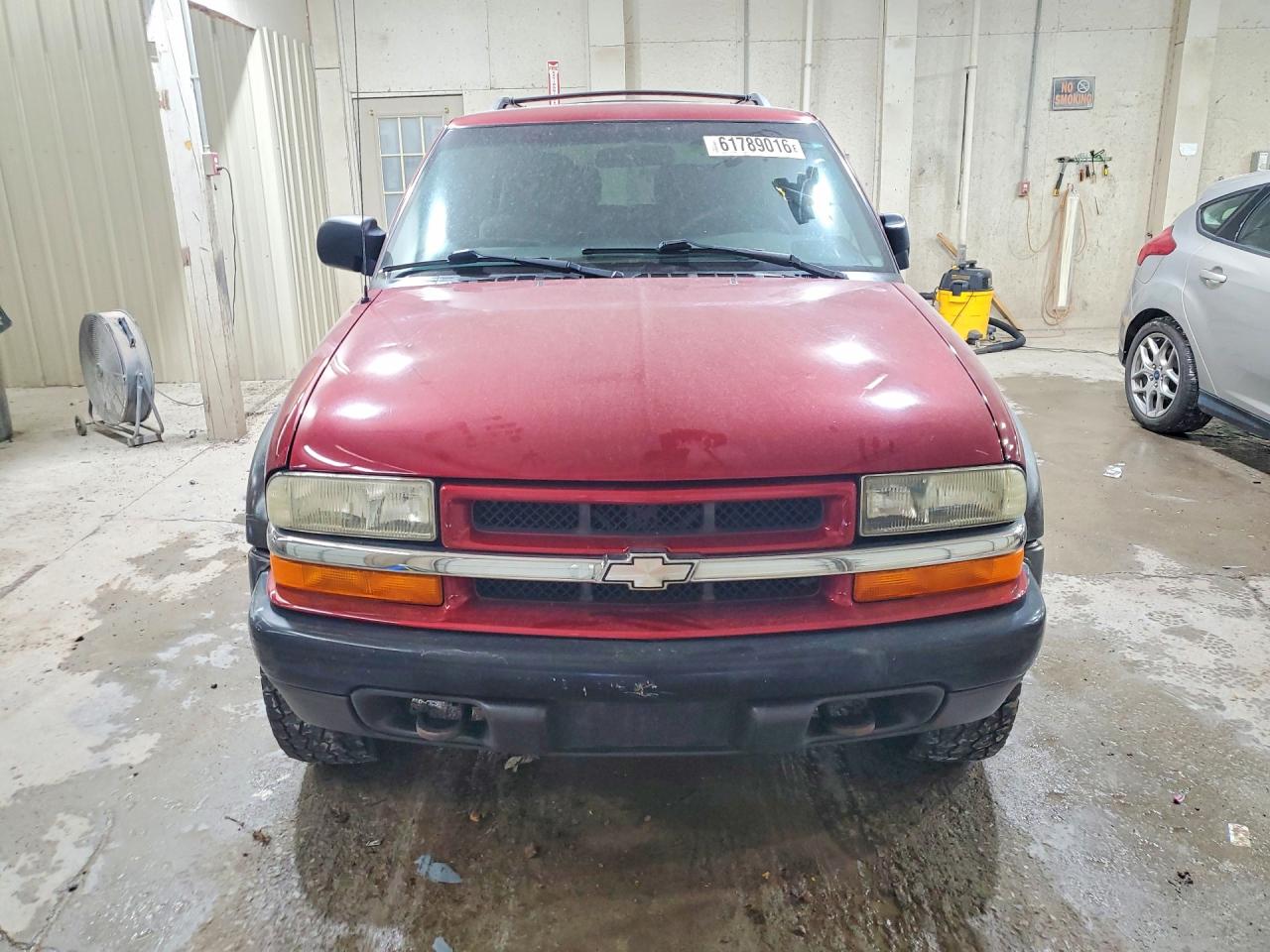 2001 Chevrolet Blazer Burgundy vin: 1GNCT18W51K213929