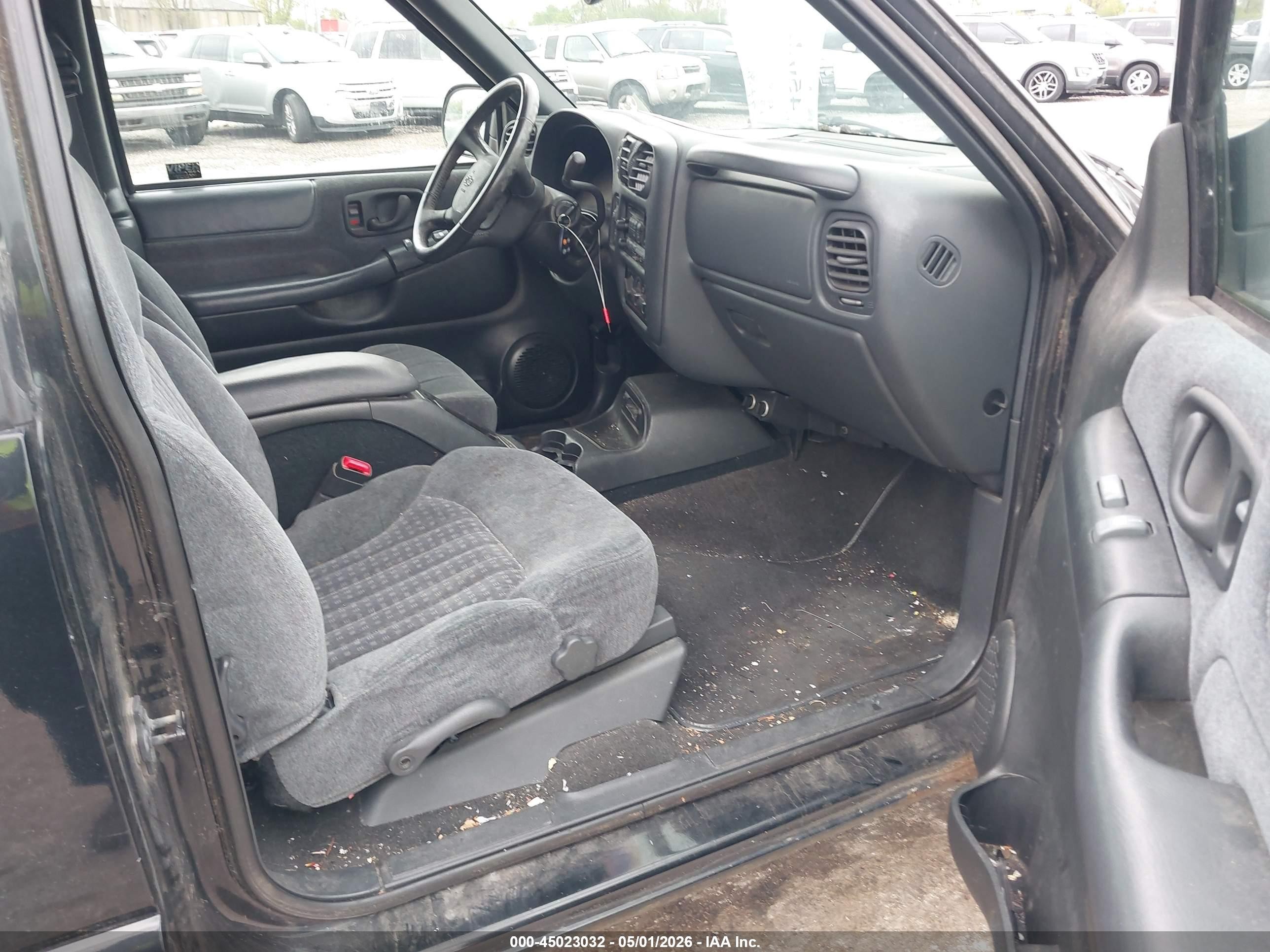 1999 Chevrolet Blazer Ls Black vin: 1GNCT18W7XK220020