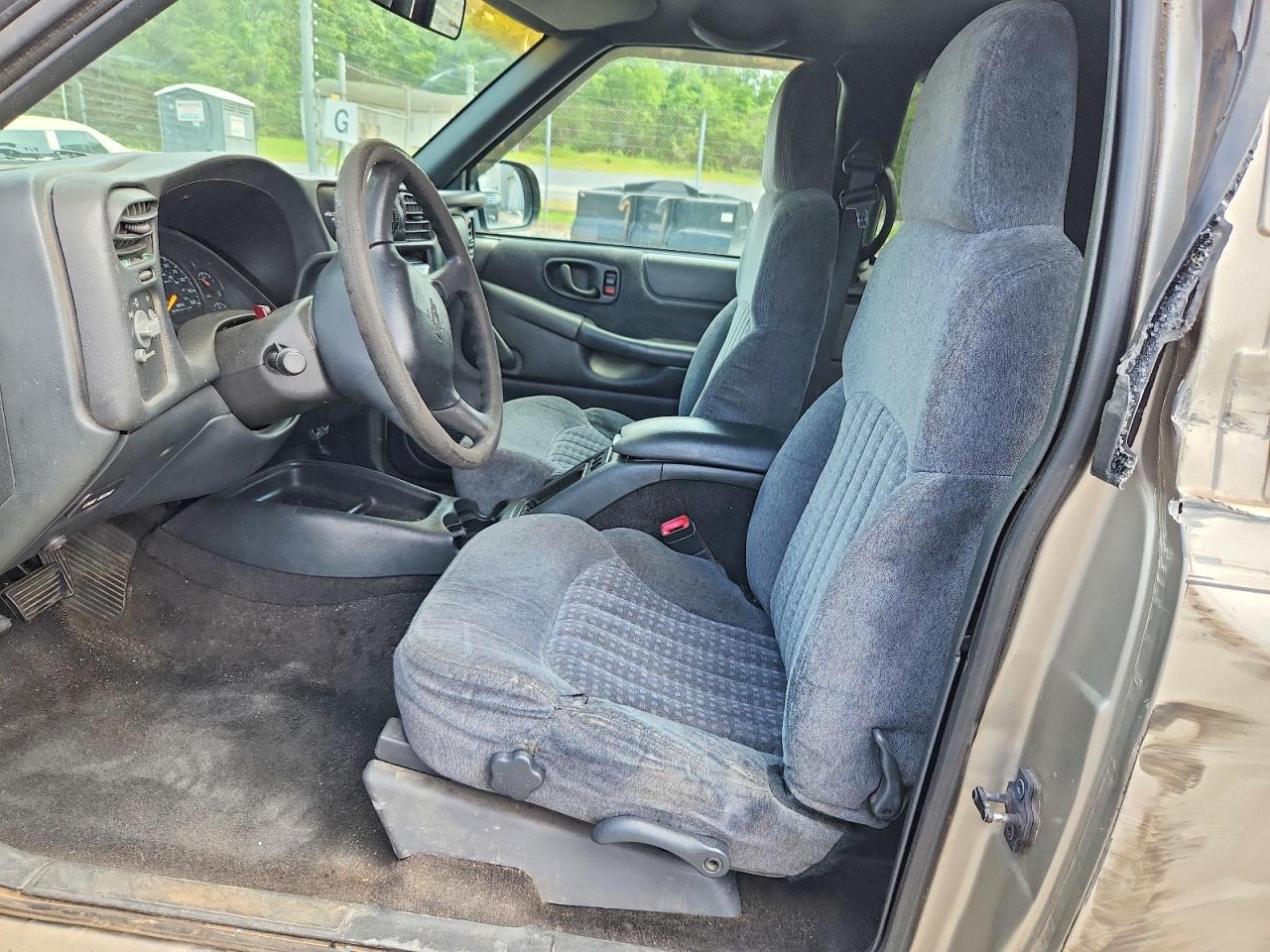 2000 Chevrolet Blazer Бежевый vin: 1GNCT18W8YK117416