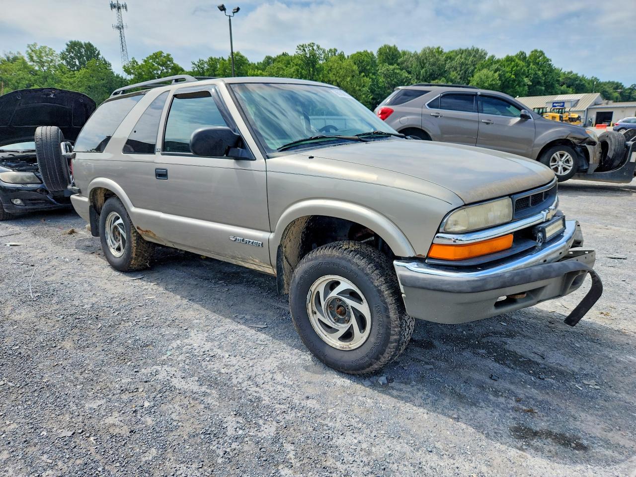 2000 Chevrolet Blazer Бежевый vin: 1GNCT18W8YK117416