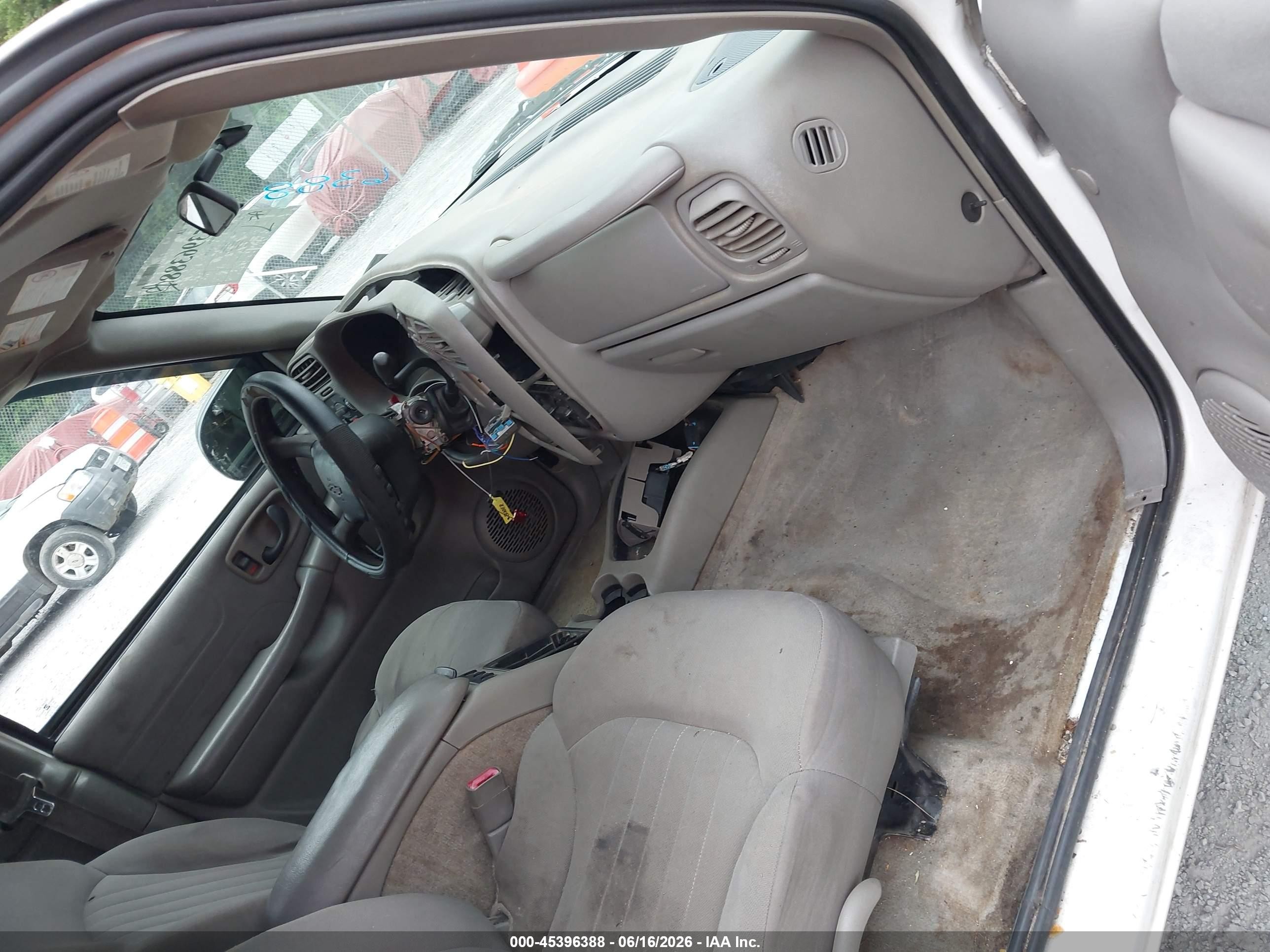 2004 Chevrolet Blazer Ls White vin: 1GNCT18X64K162597