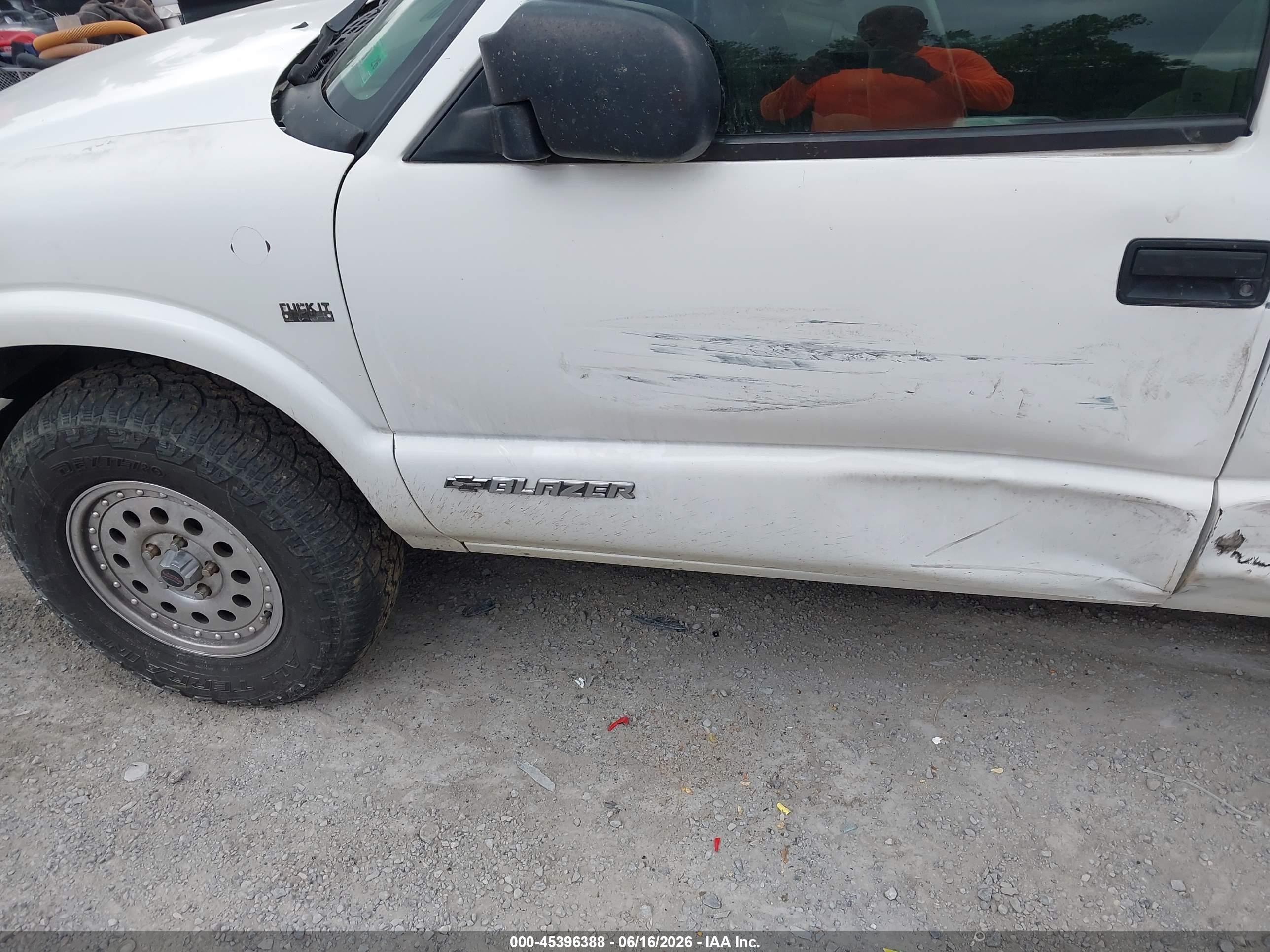 2004 Chevrolet Blazer Ls White vin: 1GNCT18X64K162597