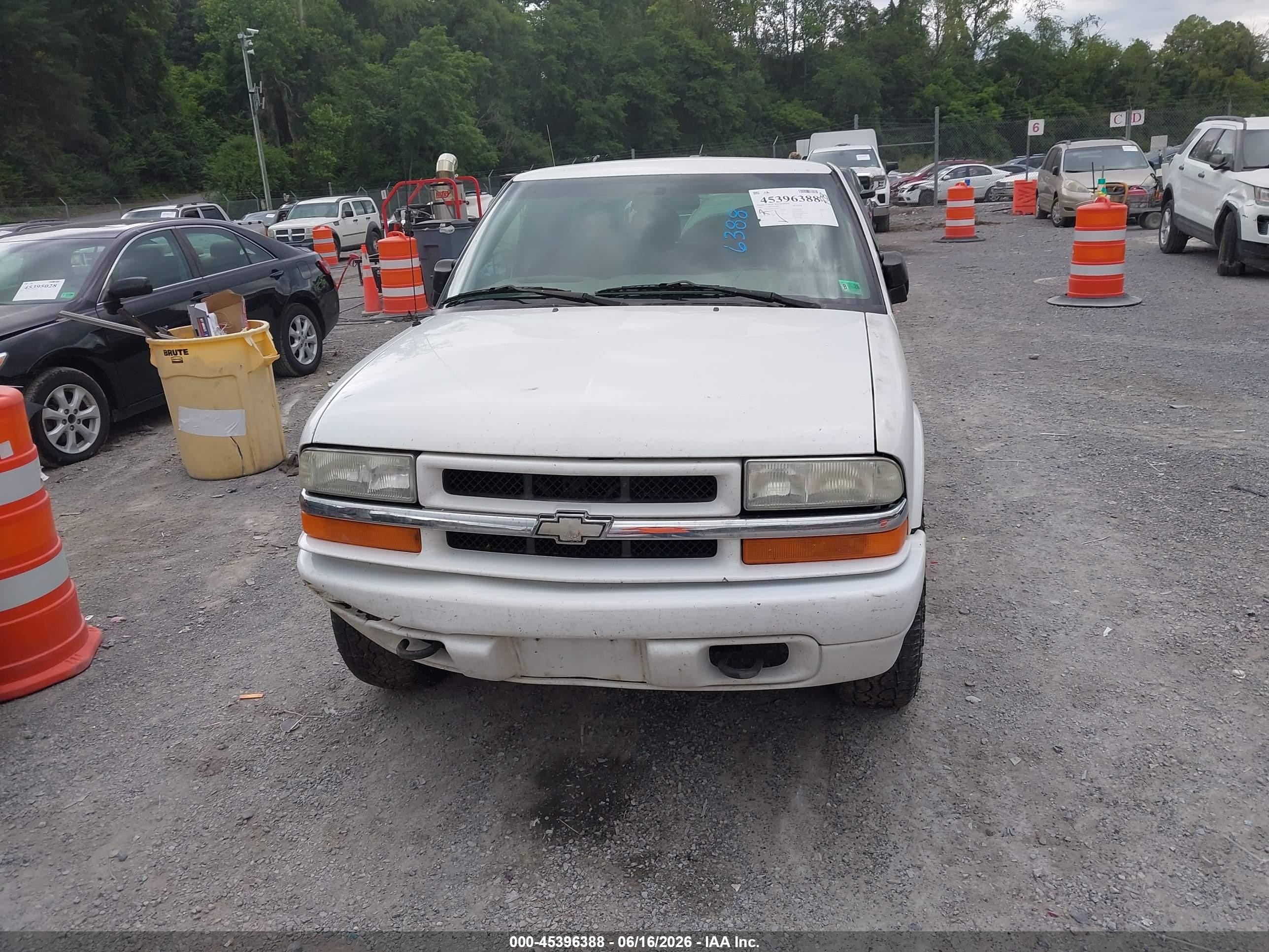 2004 Chevrolet Blazer Ls White vin: 1GNCT18X64K162597