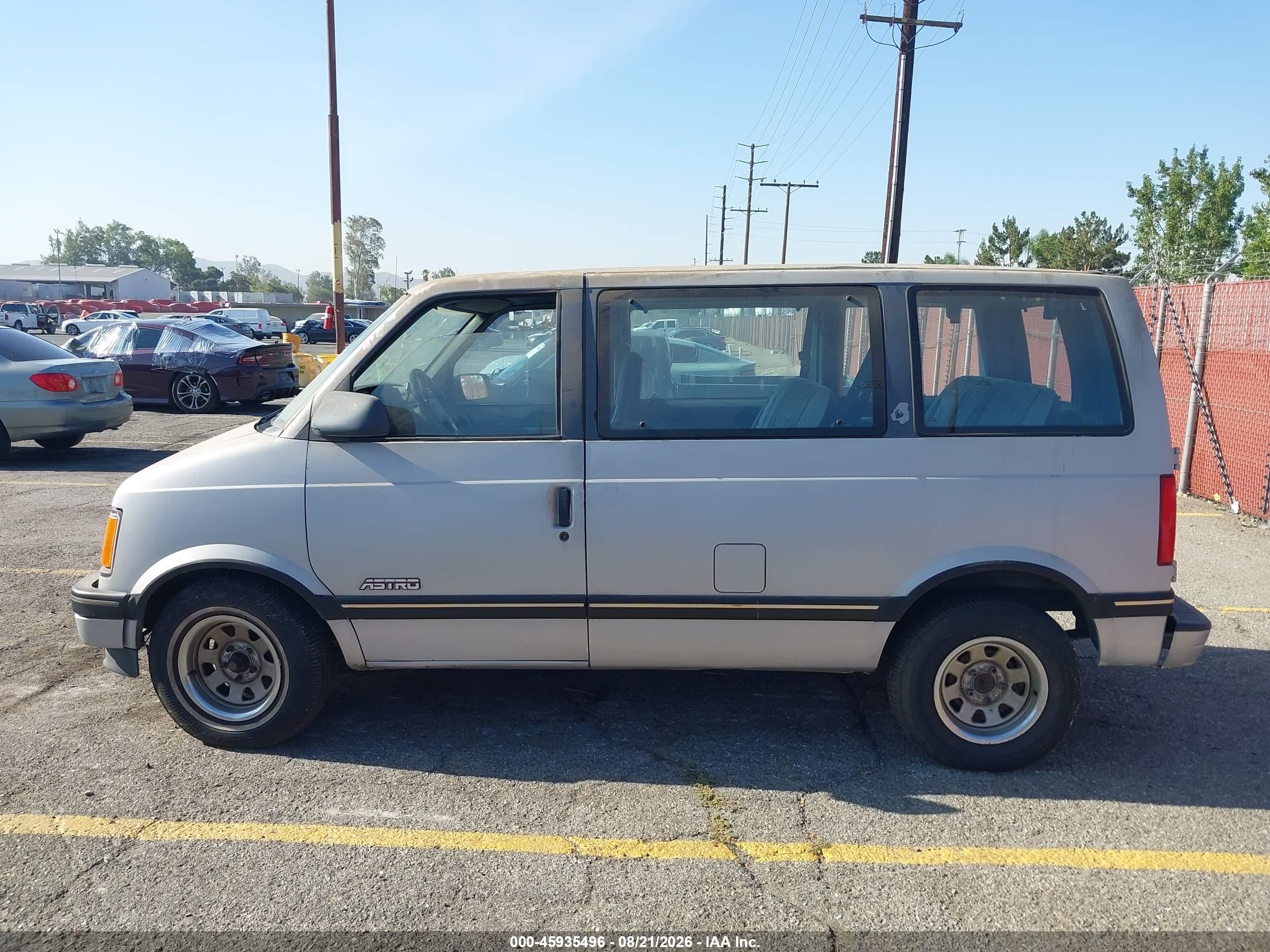 1991 Chevrolet Astro   Silver vin: 1GNDM15Z1MB122418
