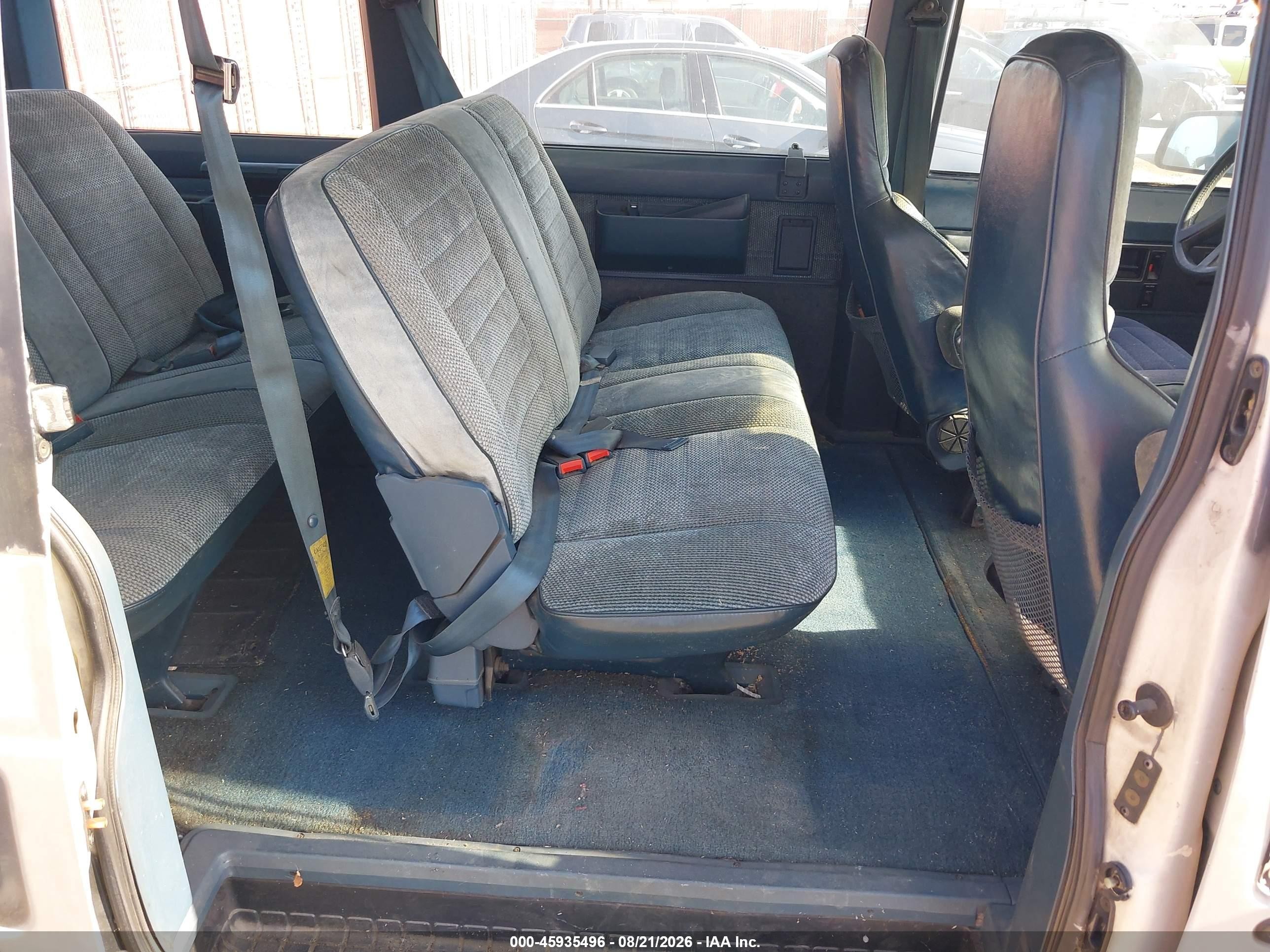 1991 Chevrolet Astro   Silver vin: 1GNDM15Z1MB122418