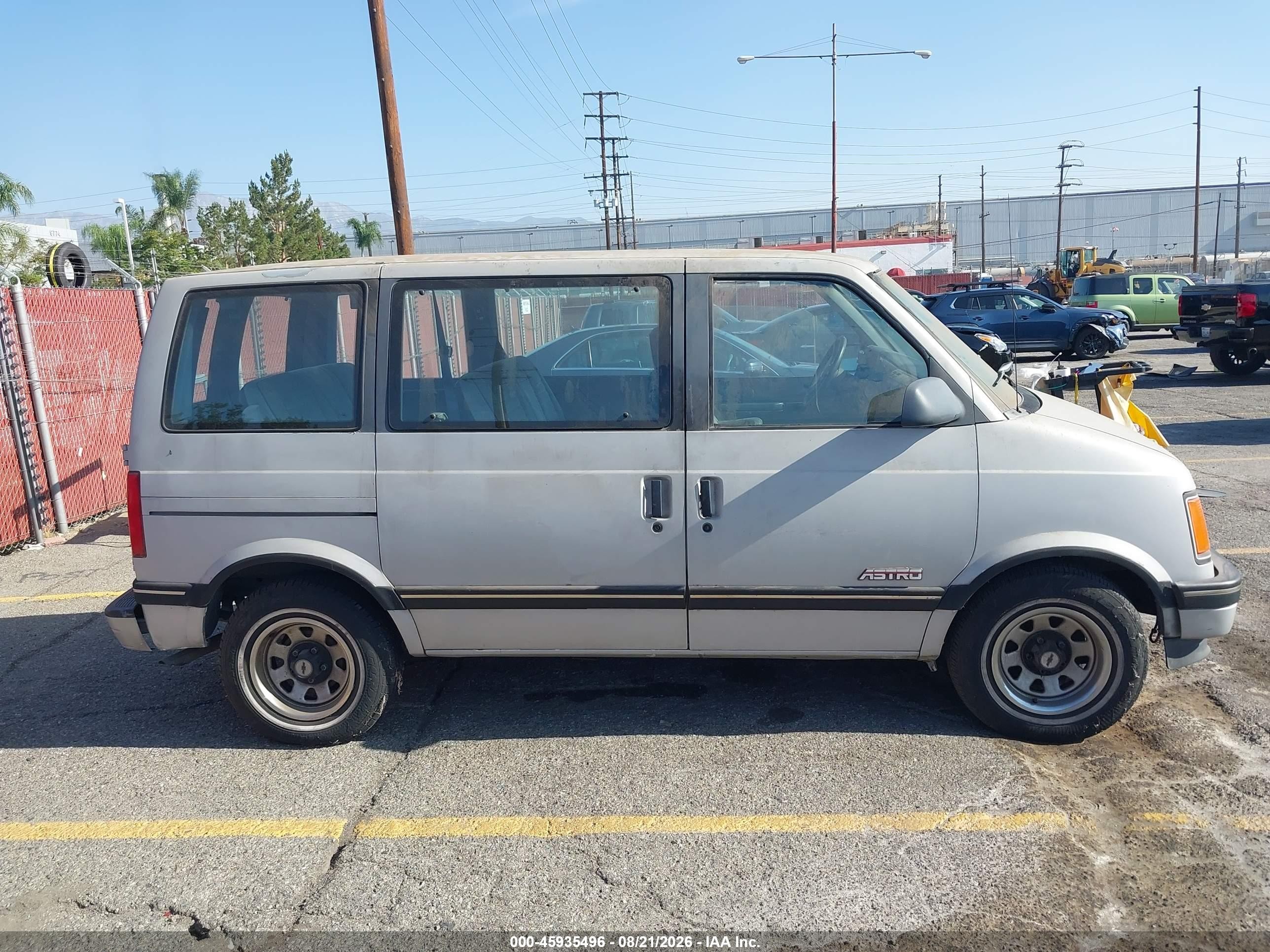 1991 Chevrolet Astro   Silver vin: 1GNDM15Z1MB122418