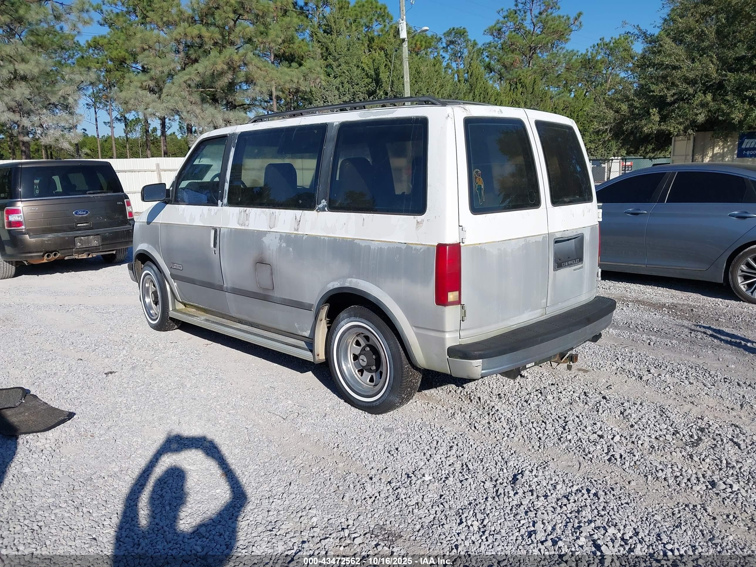 1988 Chevrolet Astro   White vin: 1GNDM15Z3JB195317