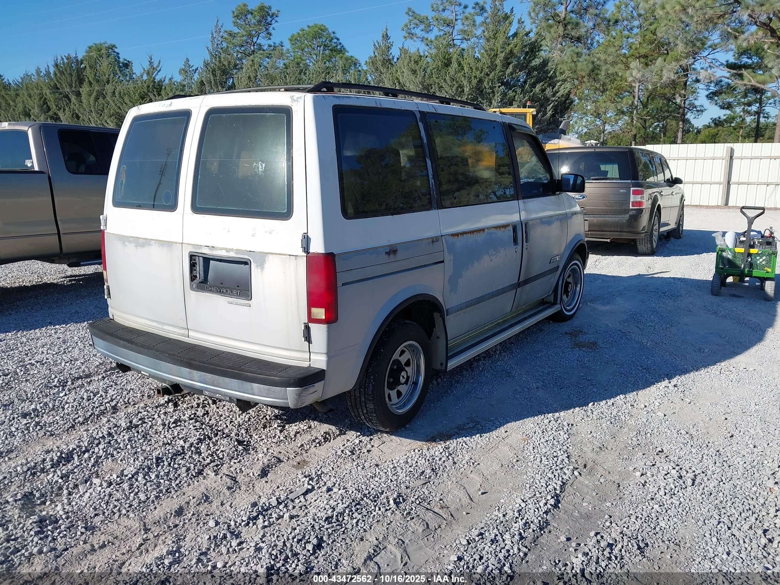 1988 Chevrolet Astro   White vin: 1GNDM15Z3JB195317