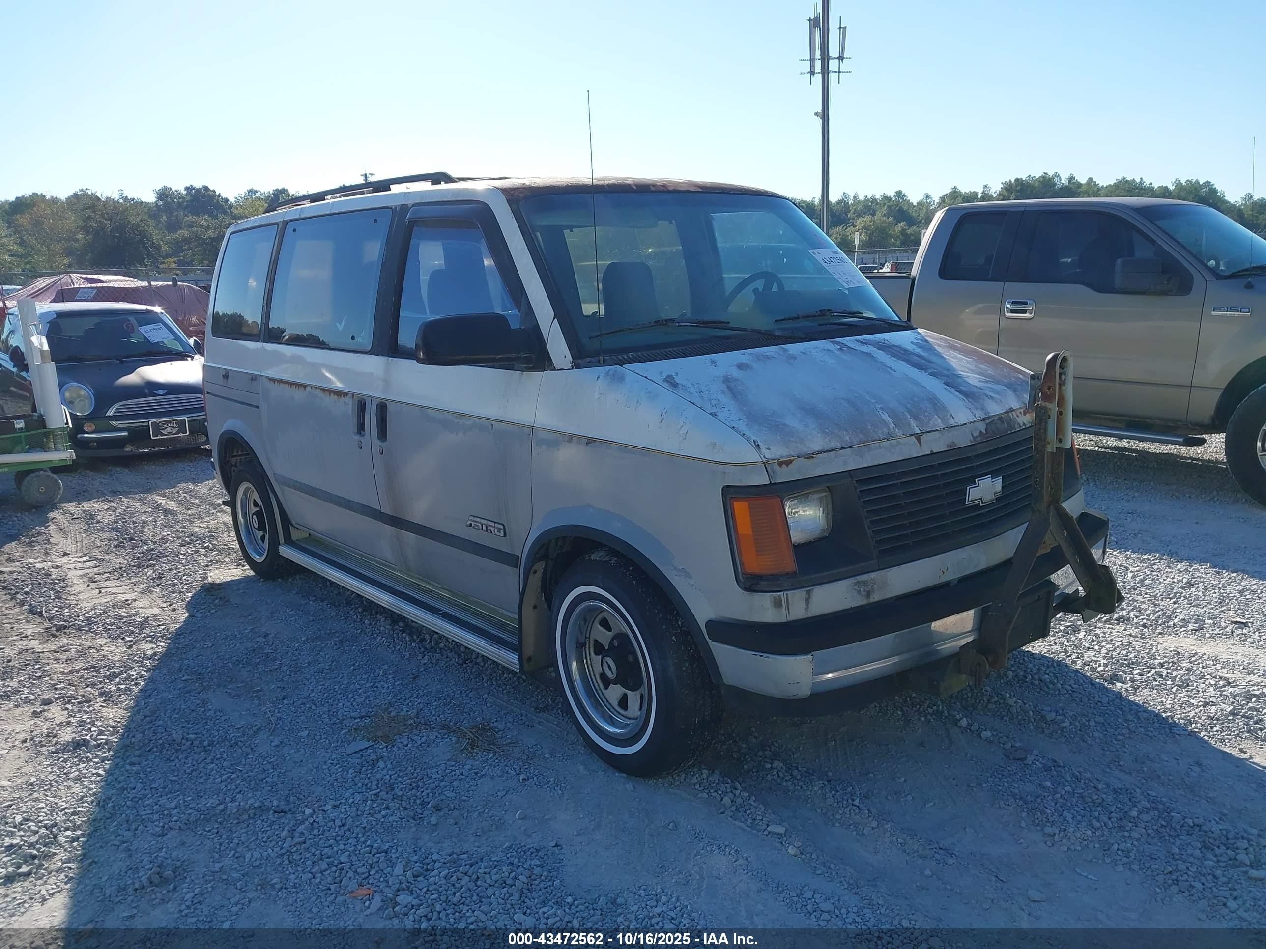 1988 Chevrolet Astro   White vin: 1GNDM15Z3JB195317