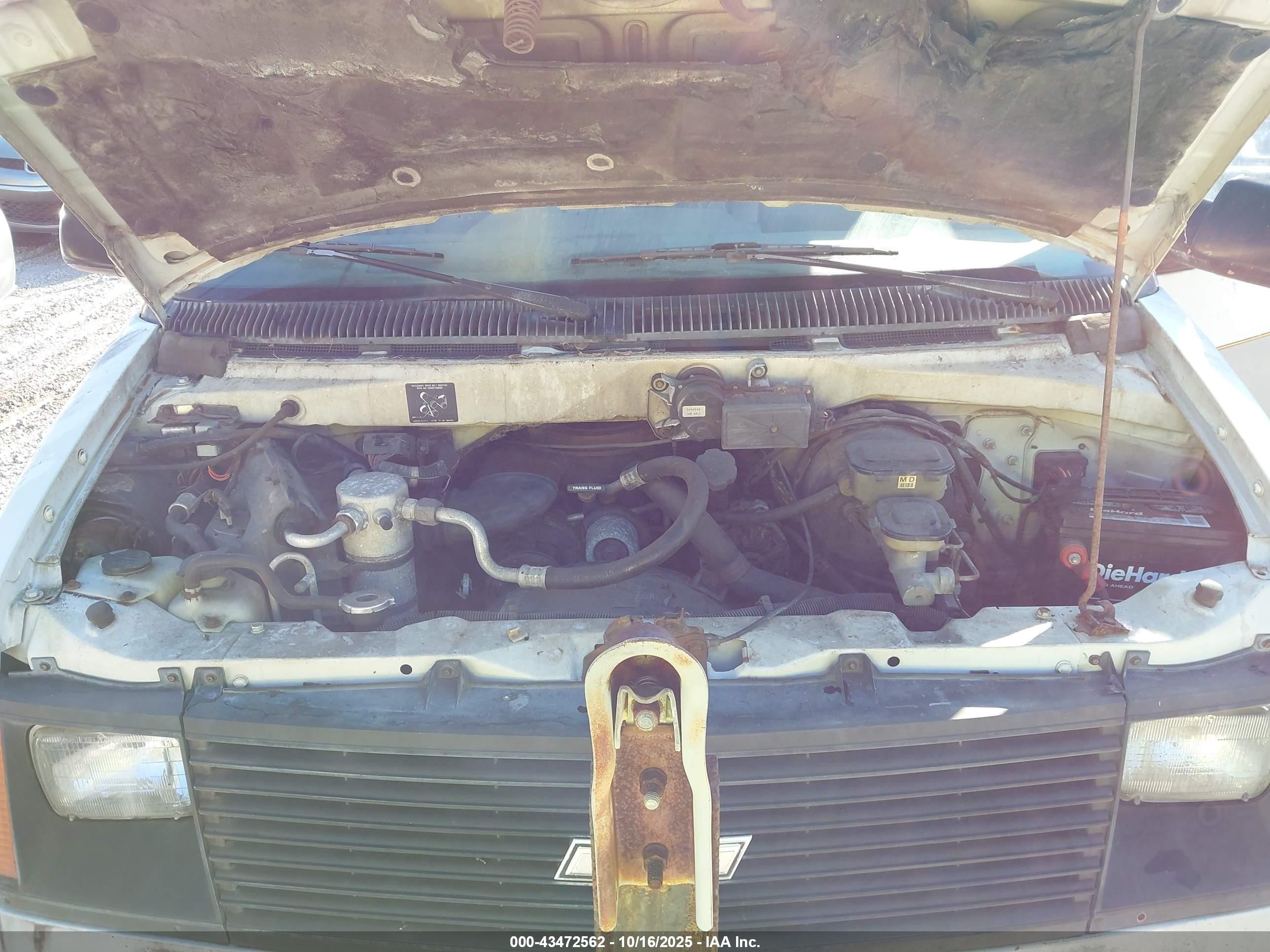 1988 Chevrolet Astro   White vin: 1GNDM15Z3JB195317