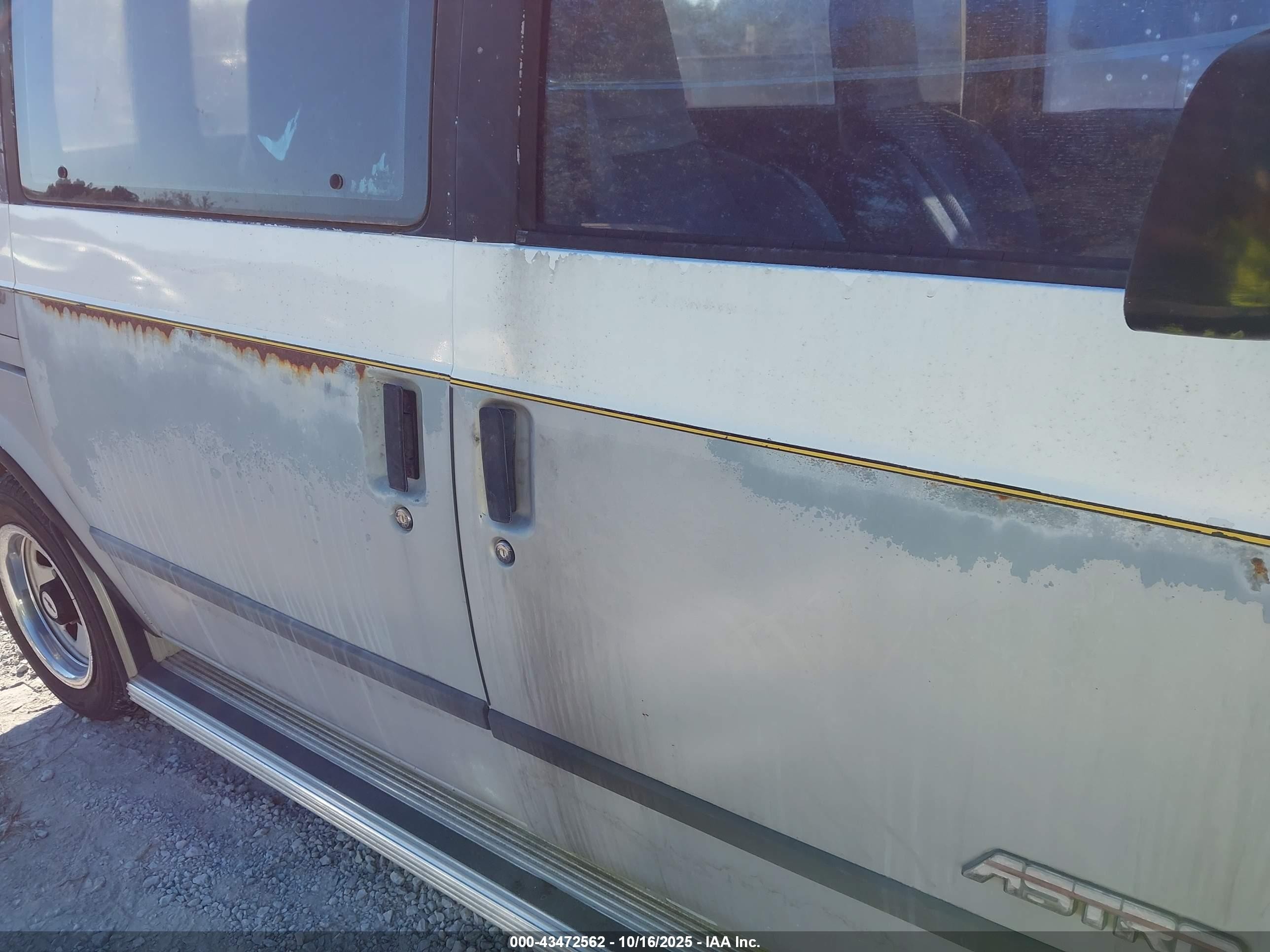 1988 Chevrolet Astro   White vin: 1GNDM15Z3JB195317