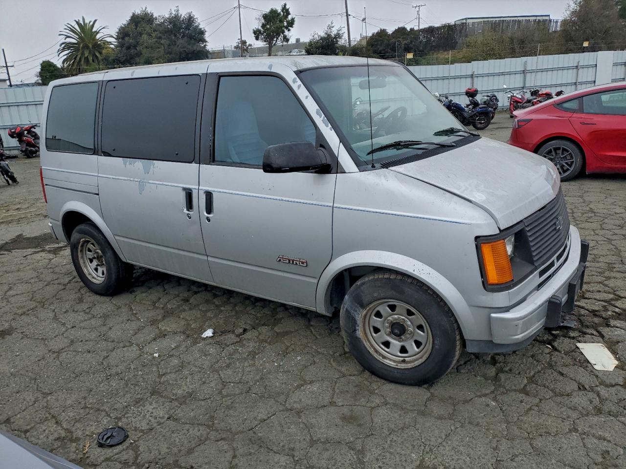 1992 Chevrolet Astro Silver vin: 1GNDM15Z8NB167549