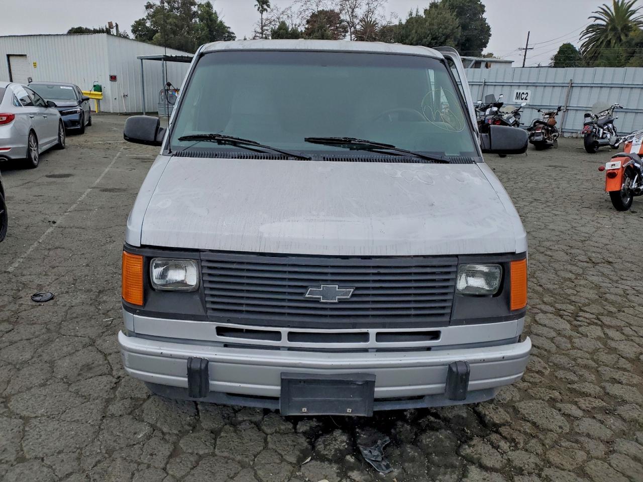 1992 Chevrolet Astro Silver vin: 1GNDM15Z8NB167549