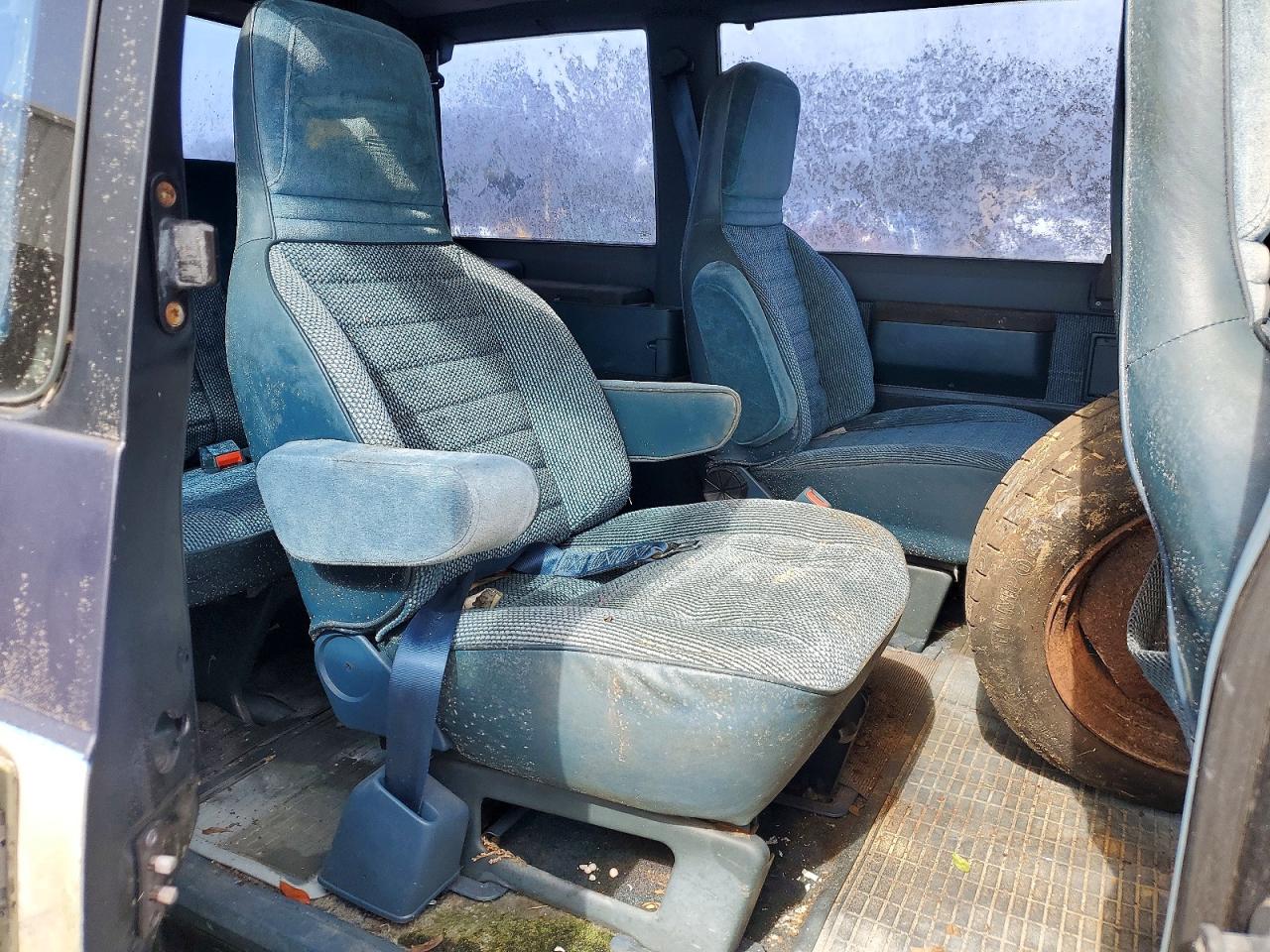 1990 Chevrolet Astro Two Tone vin: 1GNDM15ZXLB148627